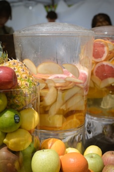 uma pilha de frutas dentro de um recipiente