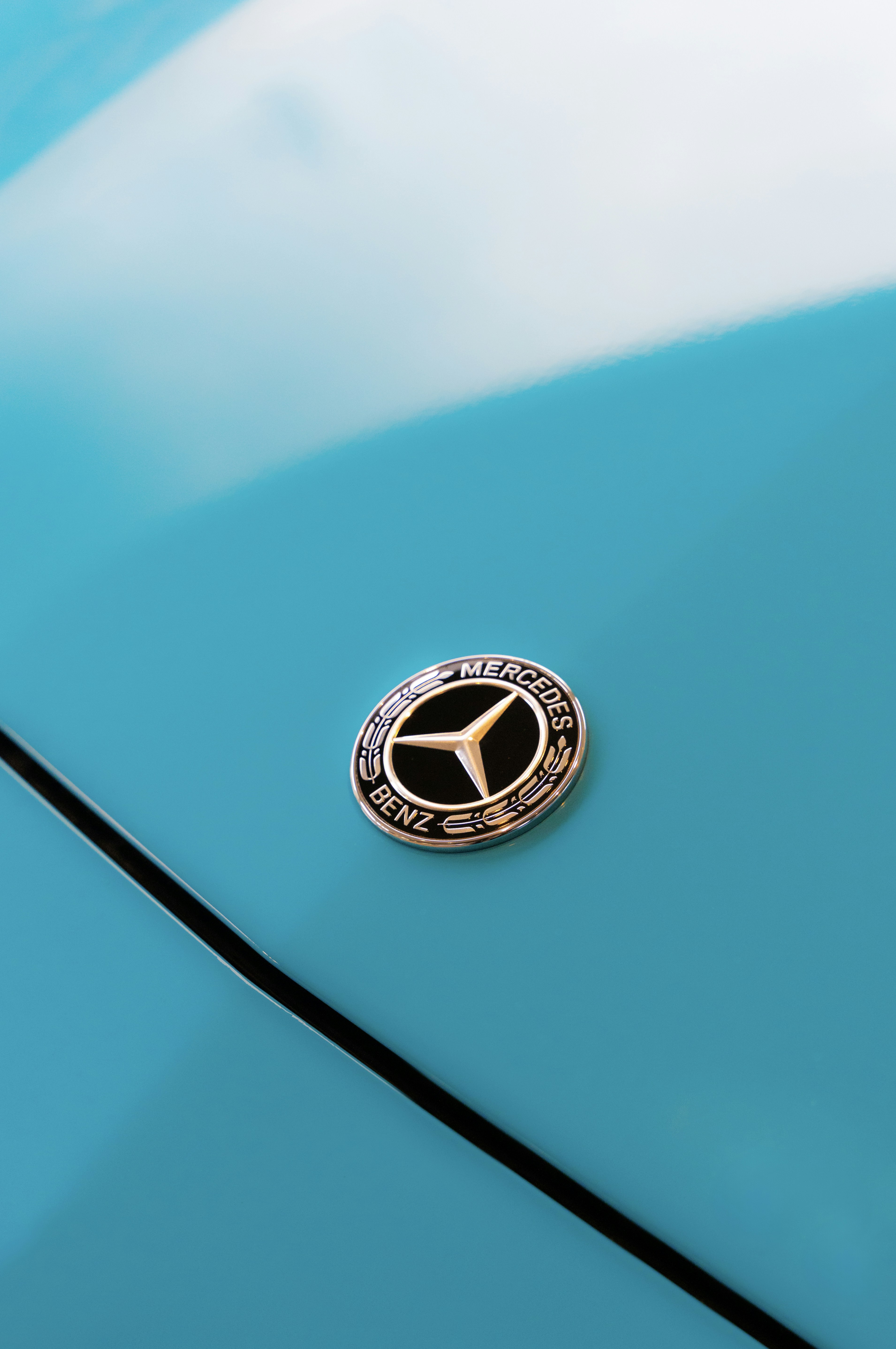 Un primer plano del emblema en un coche azul