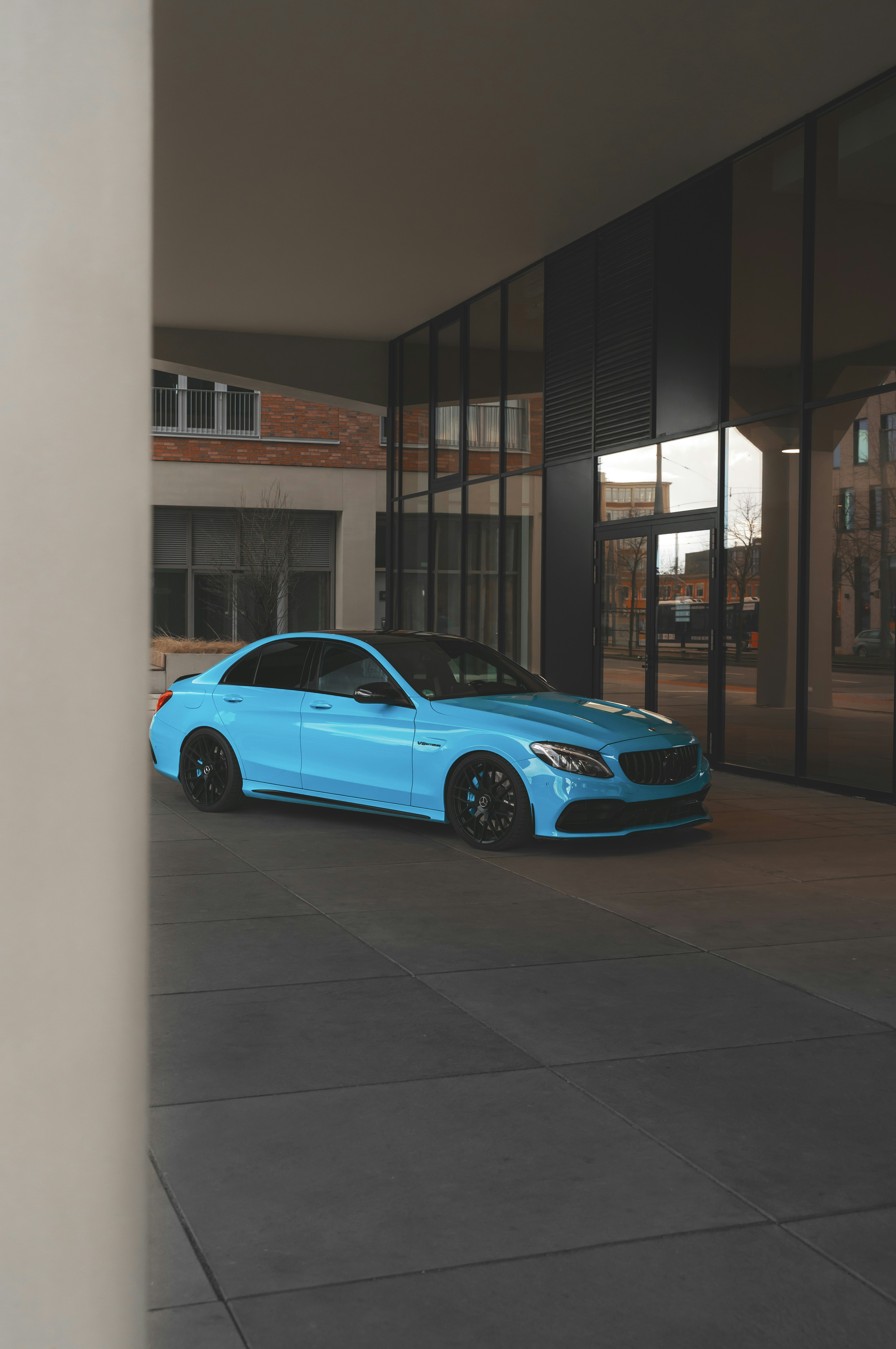 Un coche azul aparcado frente a un edificio