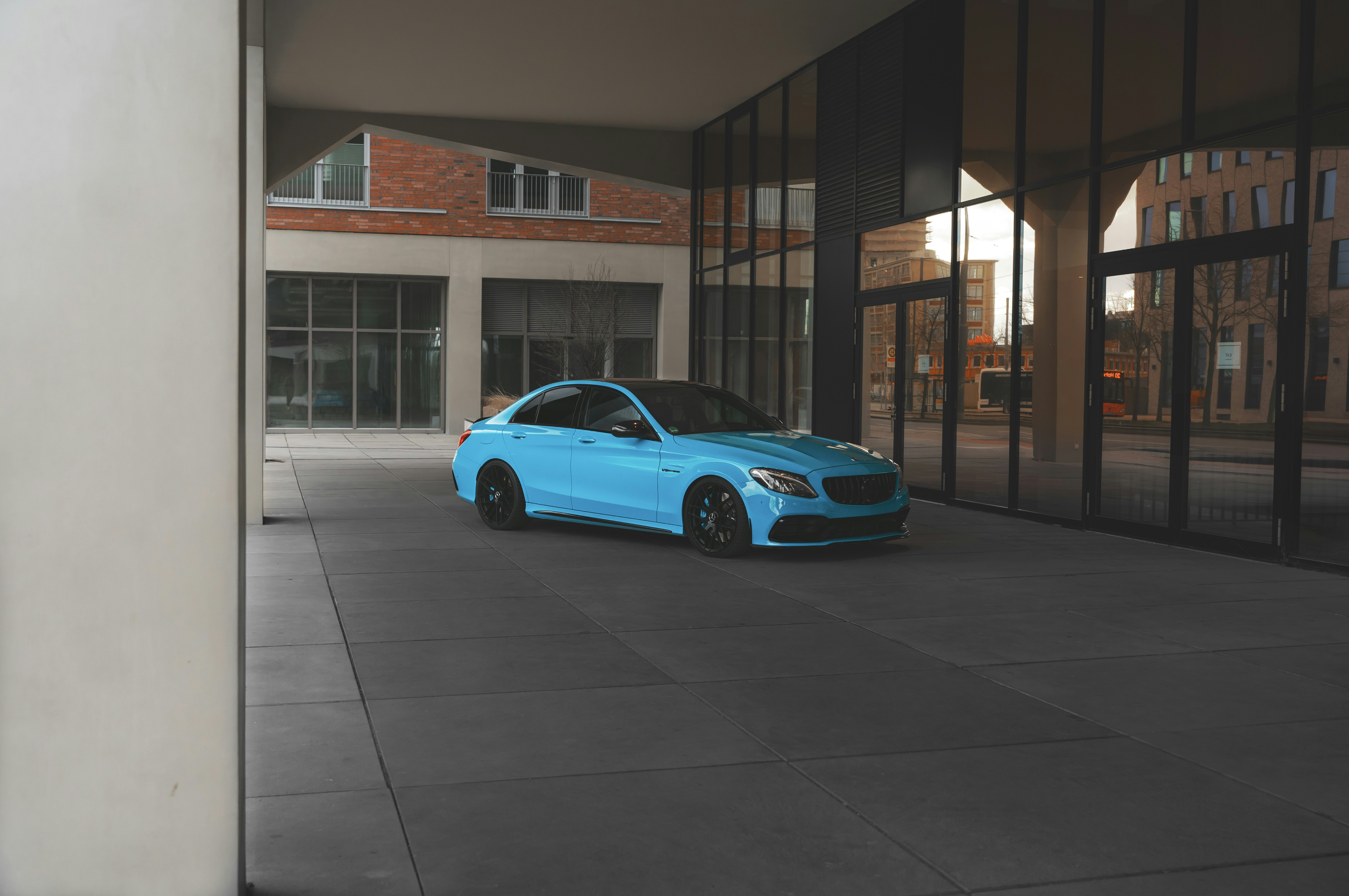 Un coche azul aparcado frente a un edificio