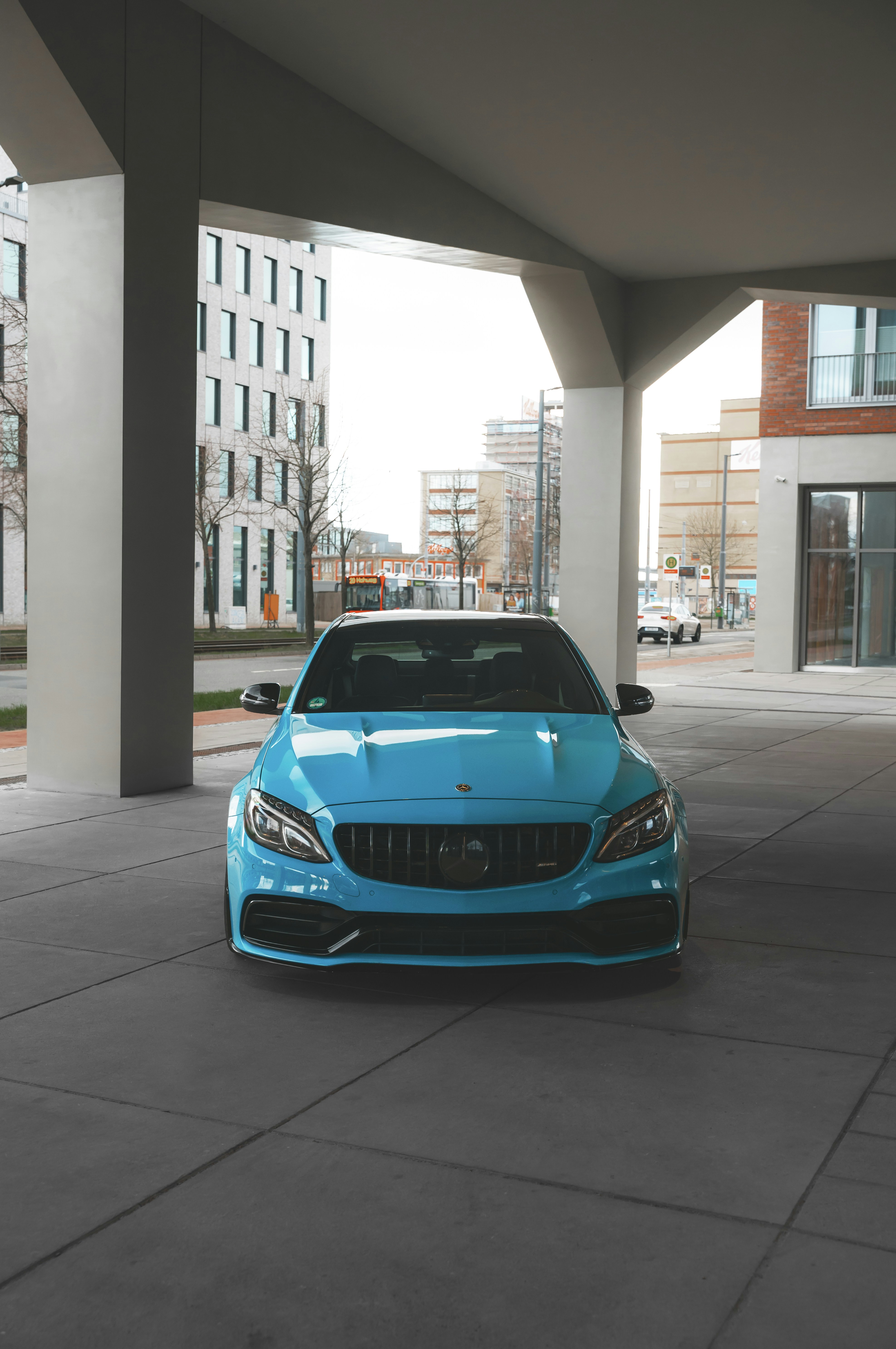 Un coche azul aparcado en un aparcamiento
