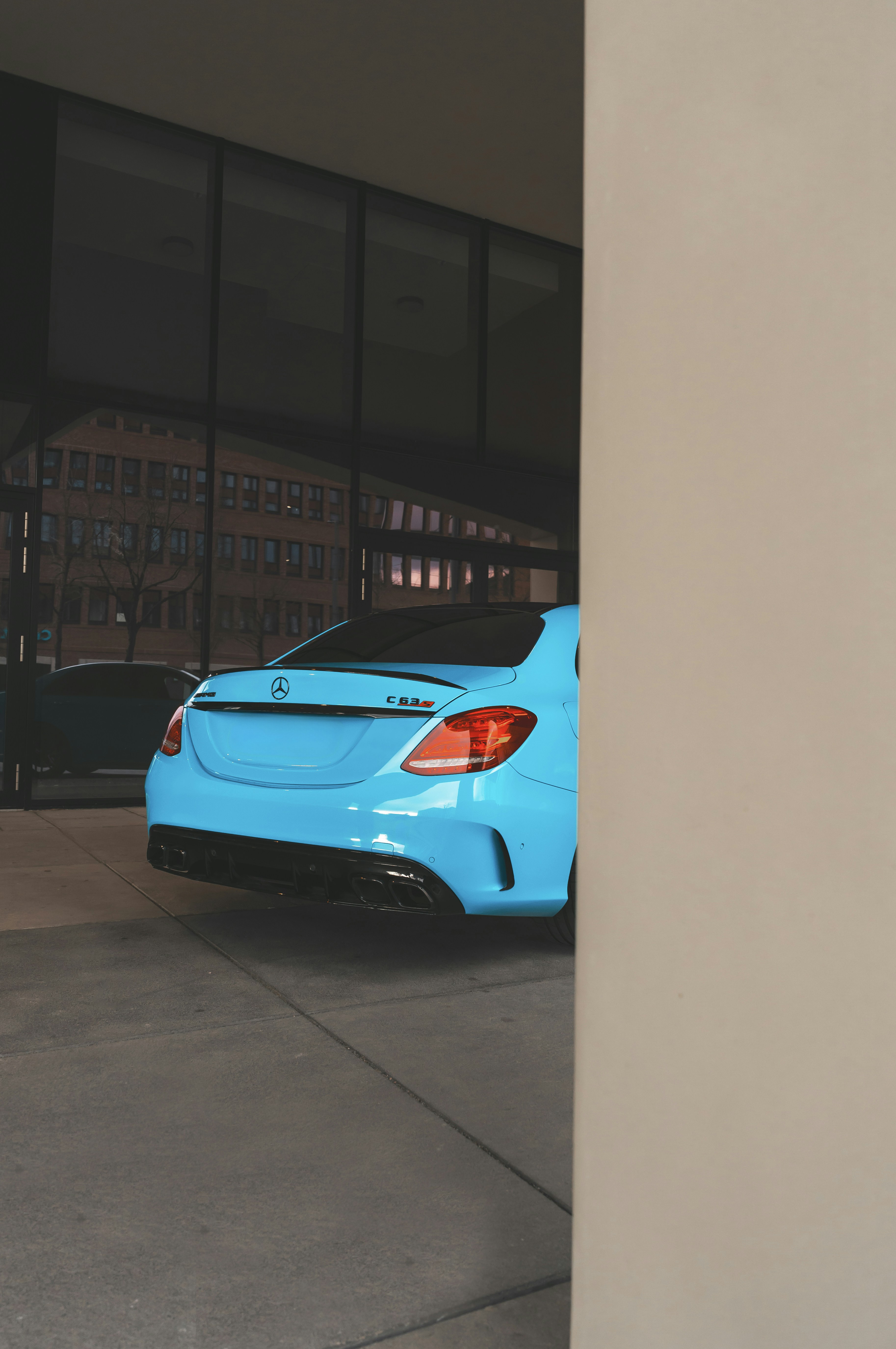 Un coche azul aparcado frente a un edificio