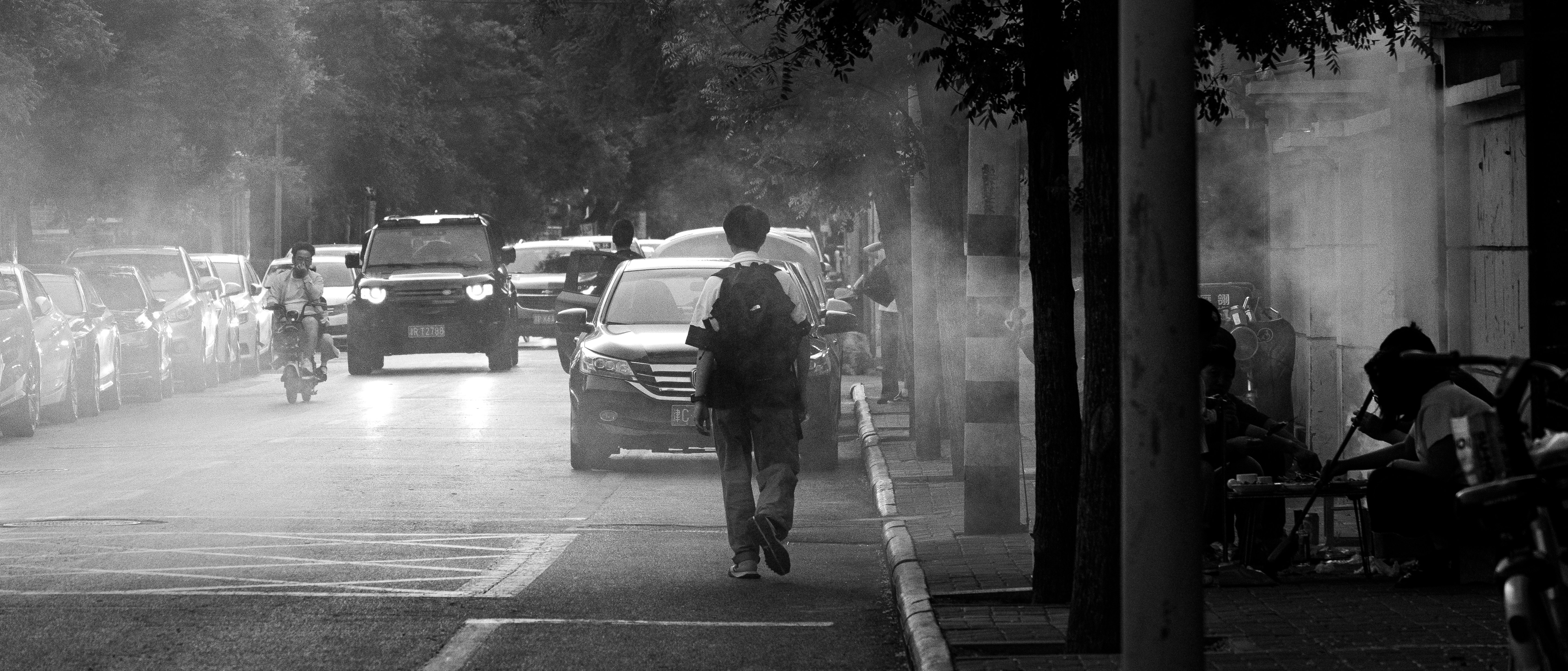 How to Read Your Surroundings When You're in a New Place