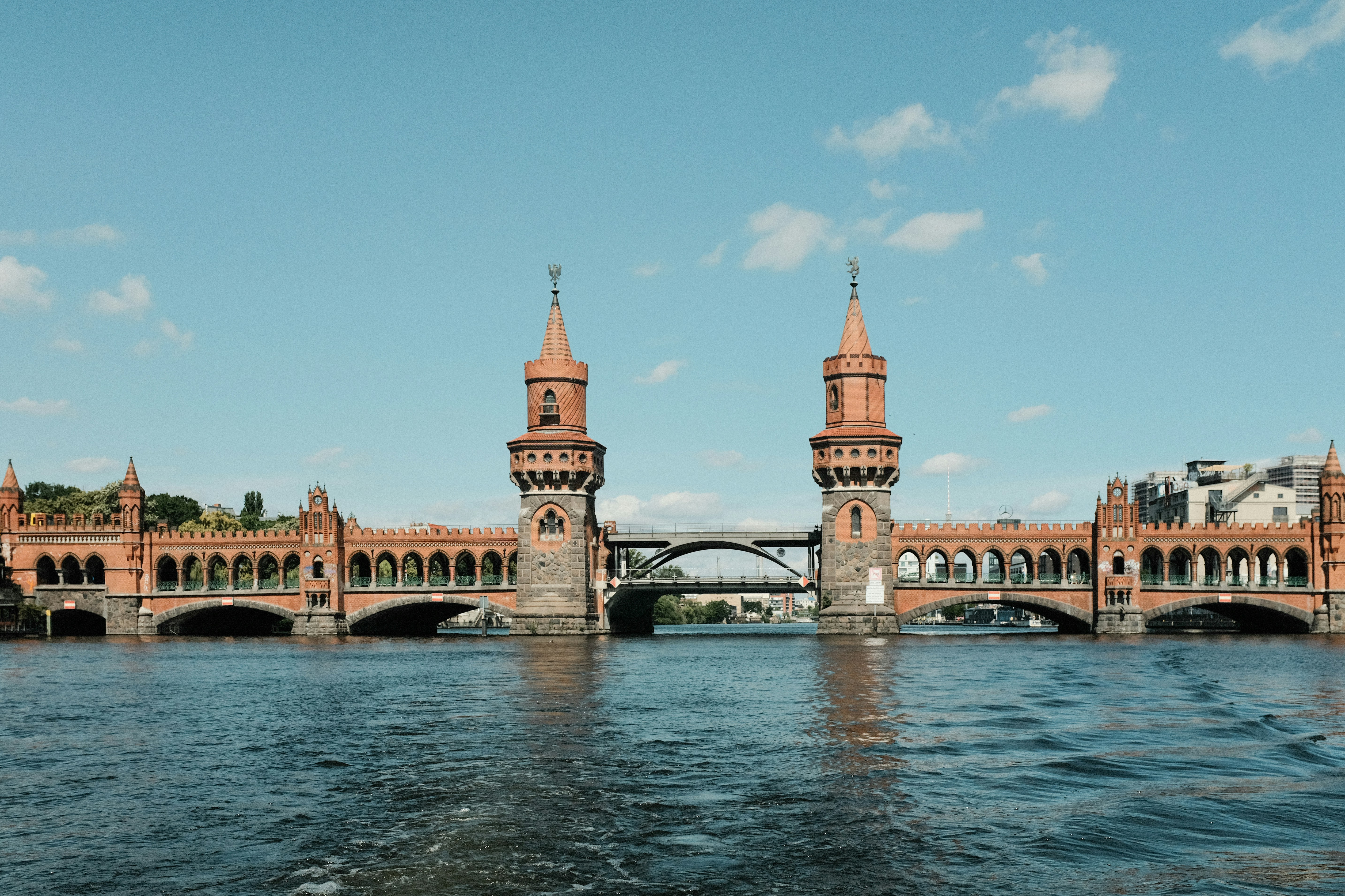 Eine Brücke über ein Gewässer mit einem Gebäude im Hintergrund