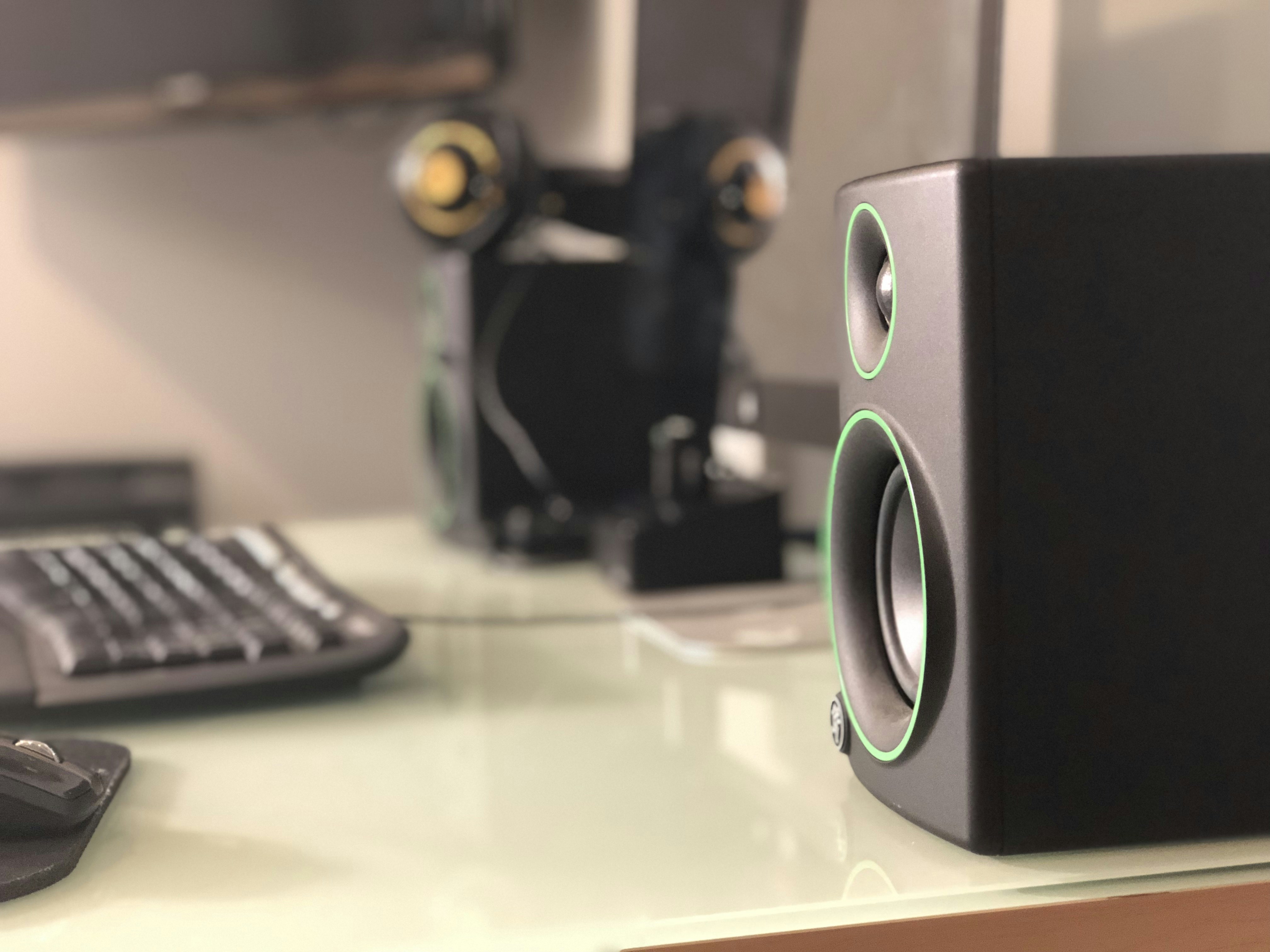 키보드 옆 책상 위에 놓인 컴퓨터 모니터