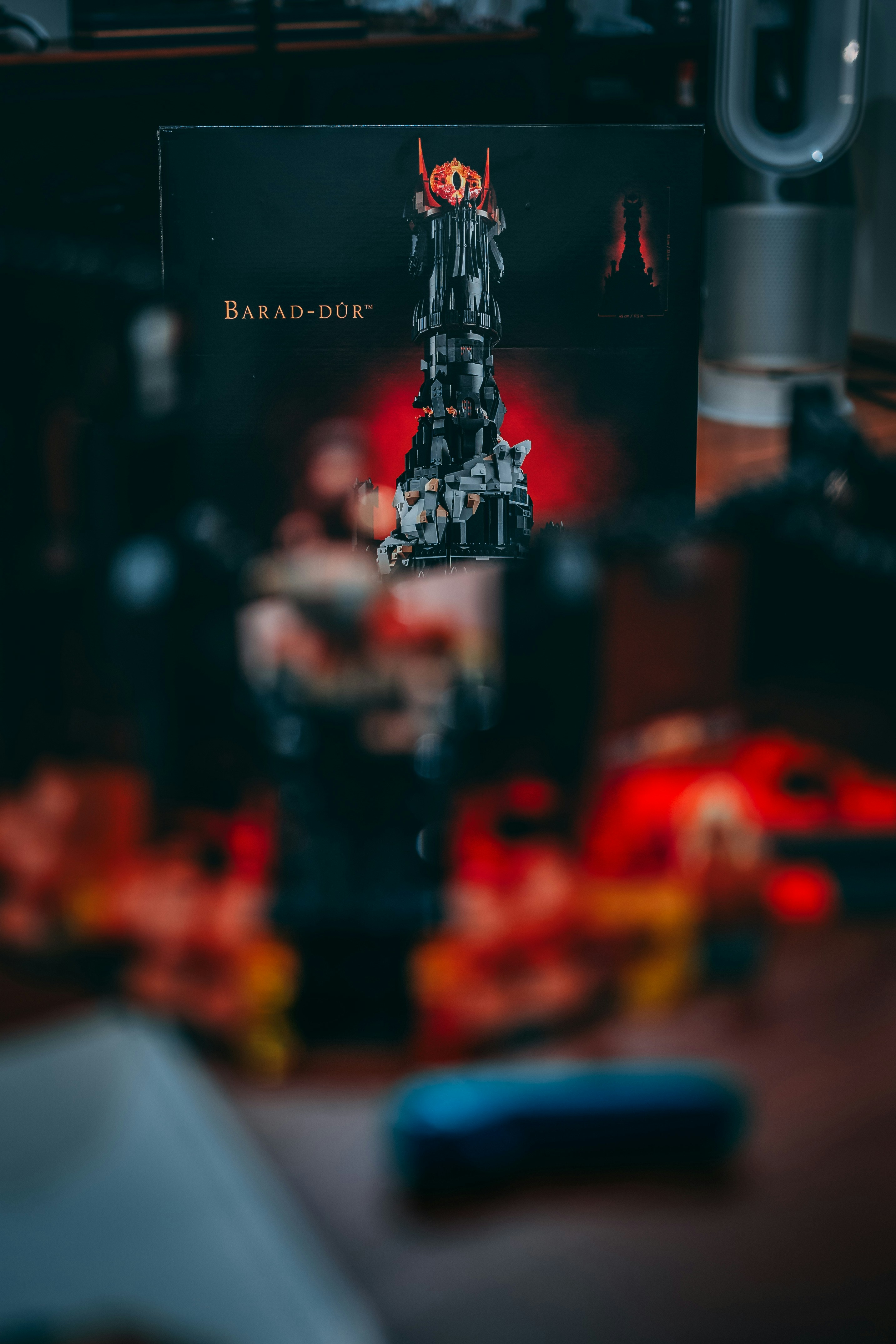 ロボットの絵が描かれた黒い箱