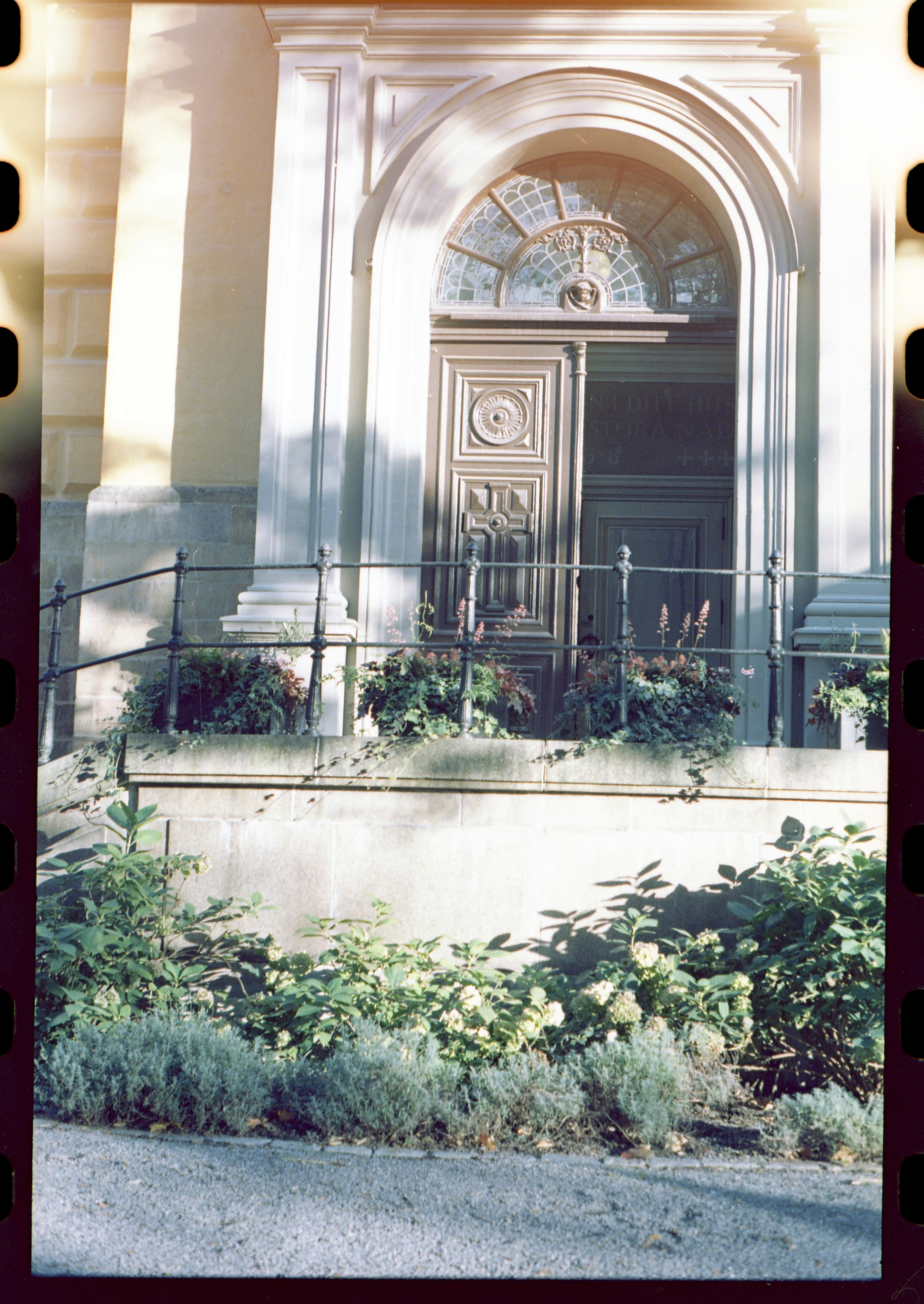 ein Bild eines Gebäudes mit einer Uhr darauf