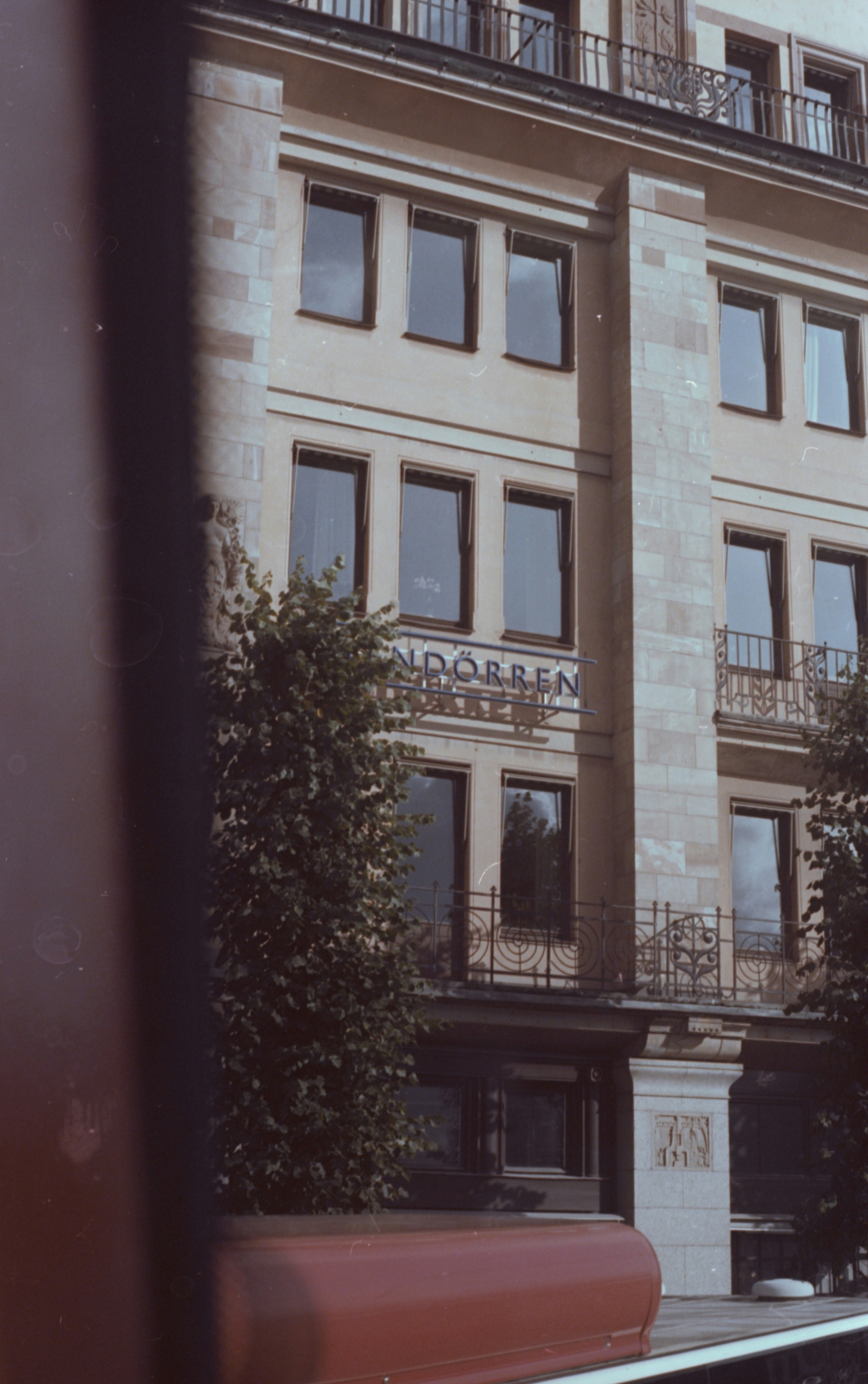 ein Gebäude mit einer Uhr an der Fassade