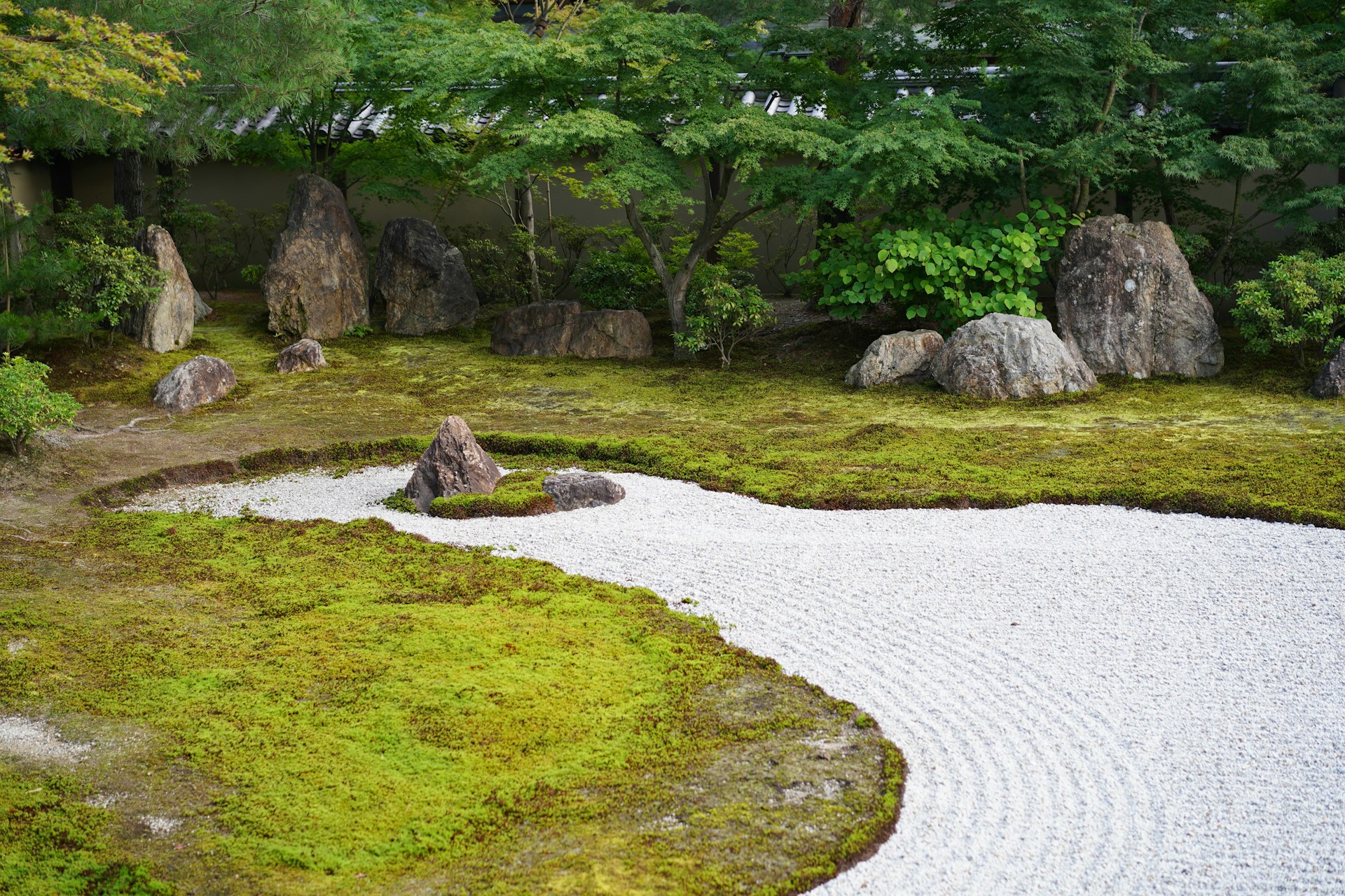 a garden with rocks and grass in the middle