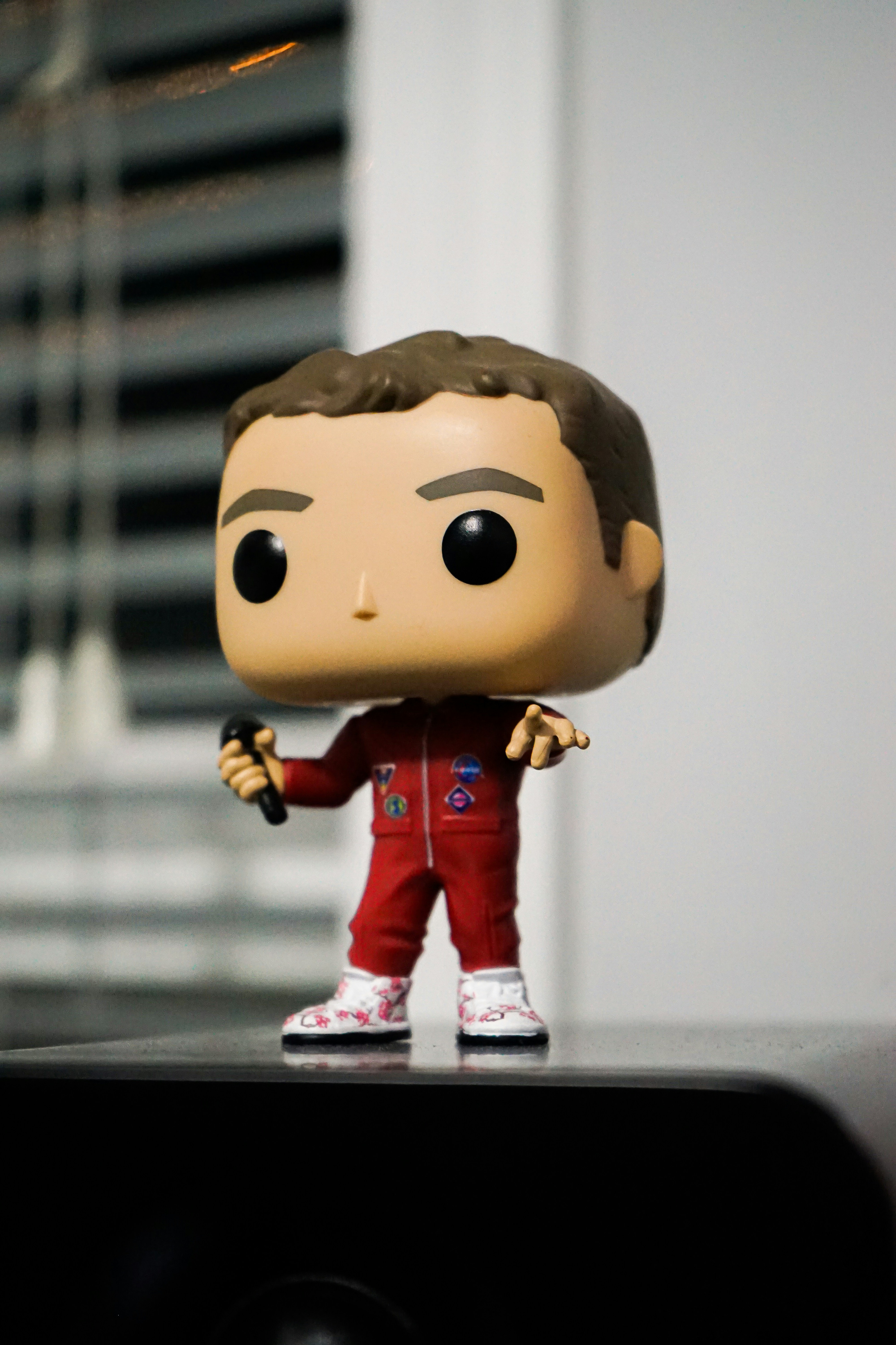 um close up de uma estatueta em uma mesa