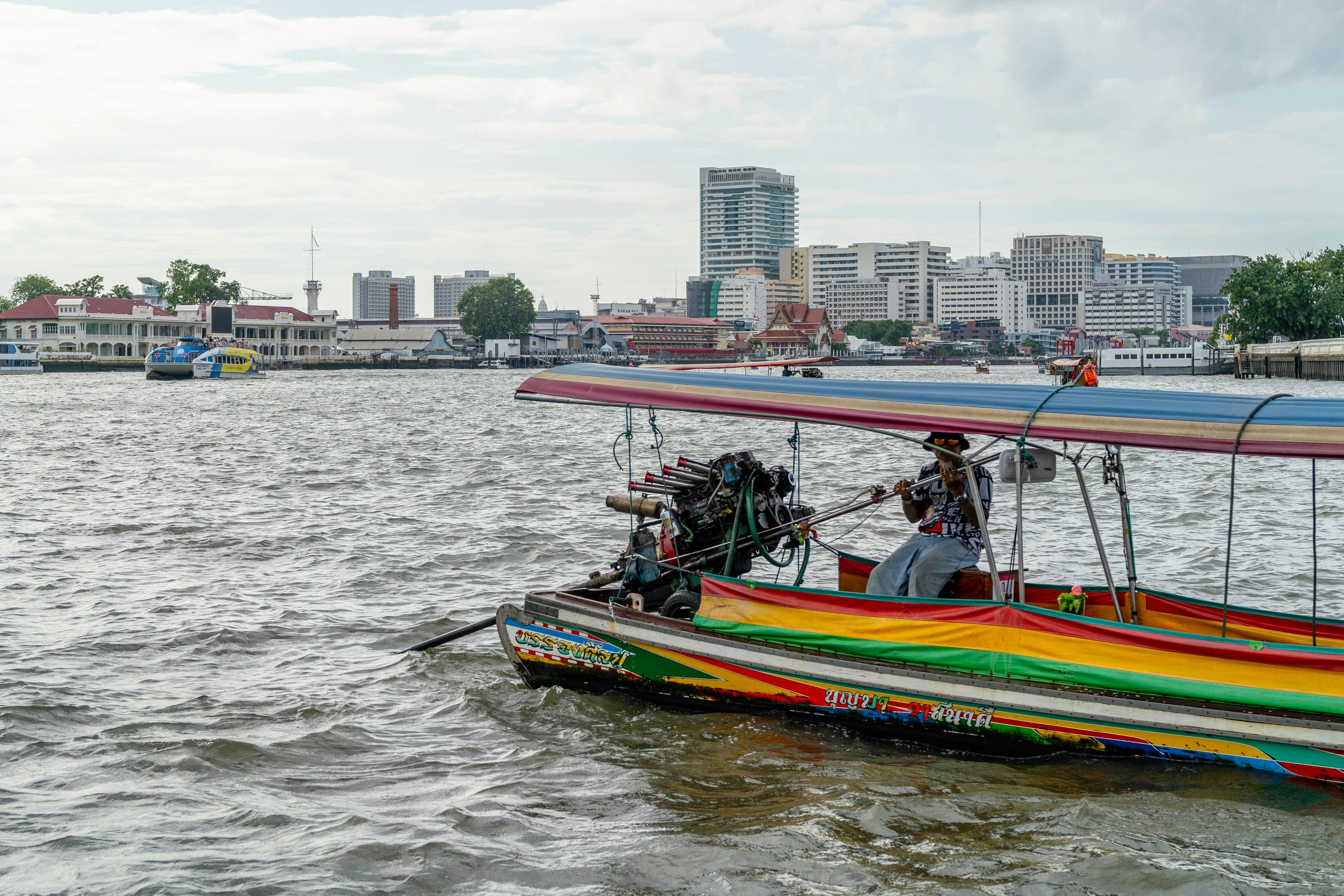 Ein paar bunte Boote, die auf einem Gewässer treiben Foto – Kostenloses  Bild zum Thema Reise auf Unsplash, image size:3000x2000