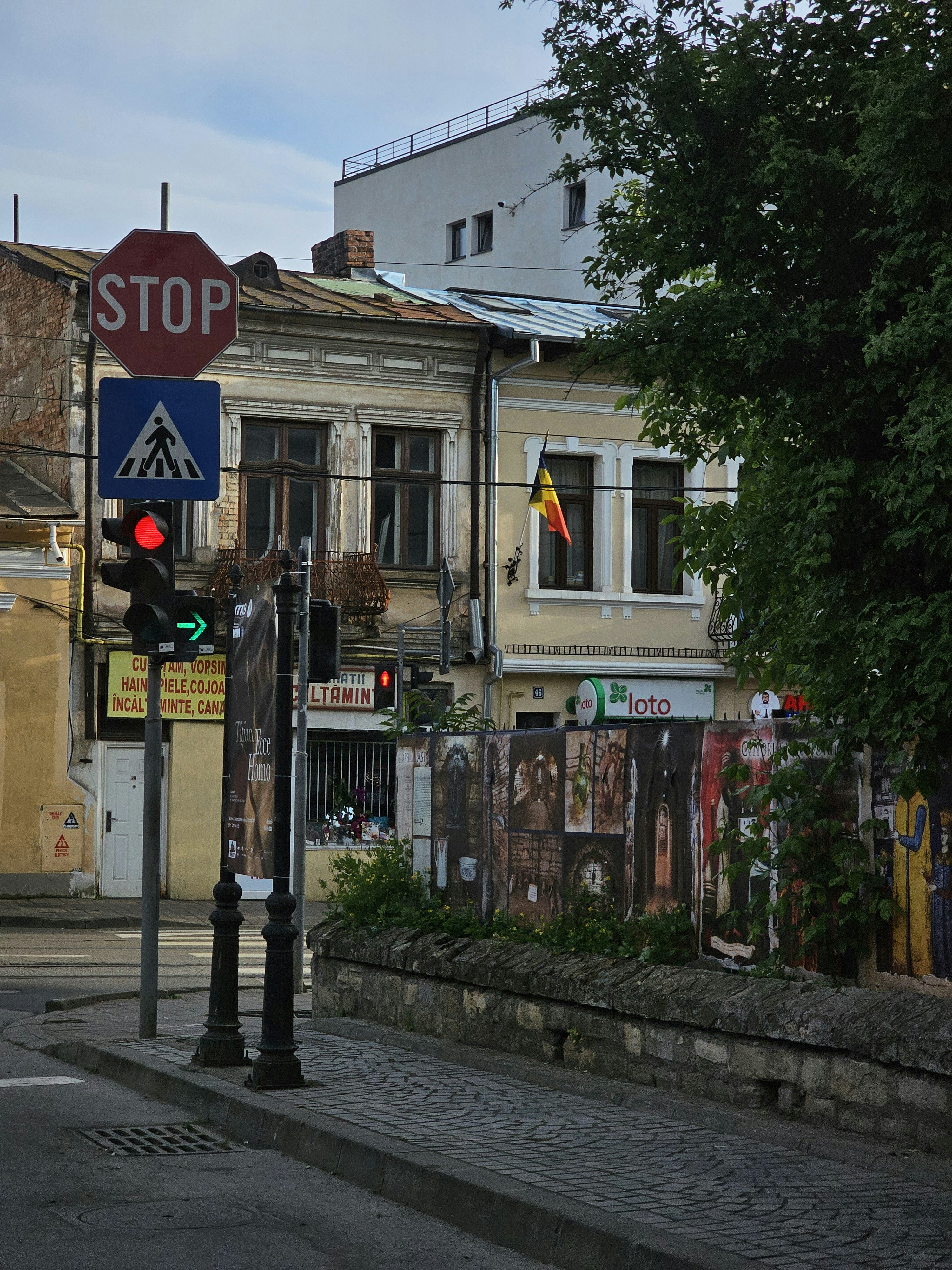 um sinal de parada em uma esquina com um prédio ao fundo