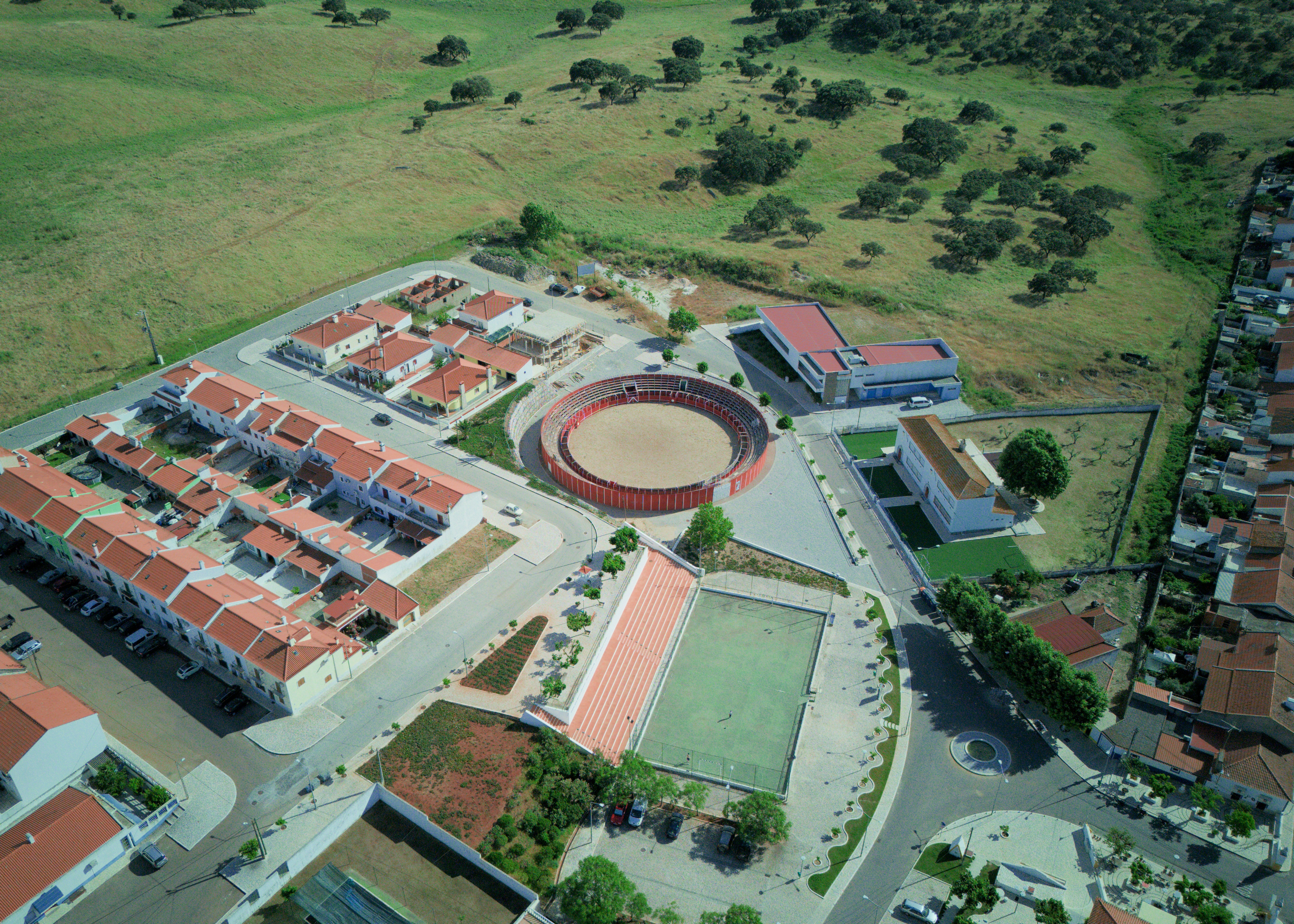 uma visão panorâmica de uma escola com uma quadra de tênis