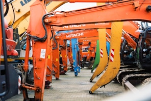 a bunch of orange and black machines are lined up
