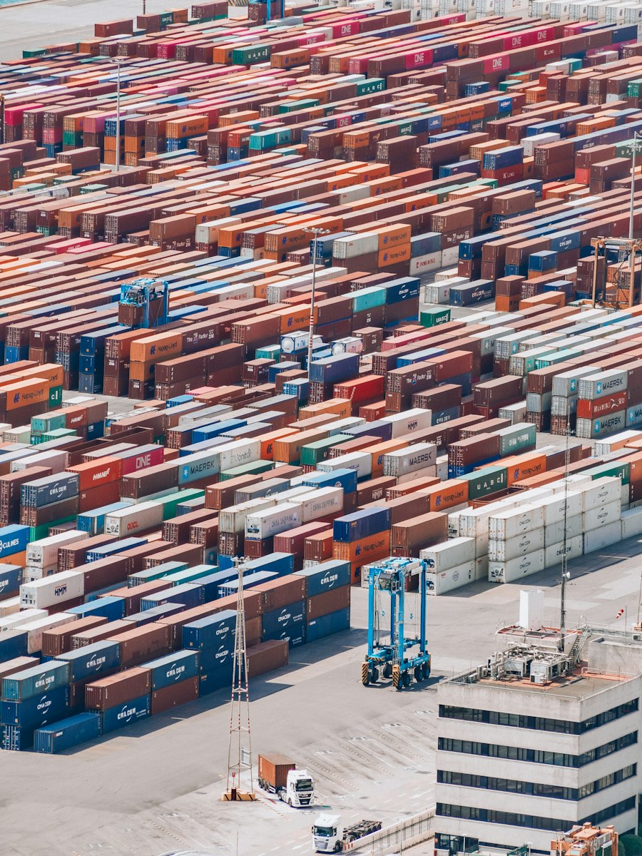 Contenedores de carga apilados en puerto