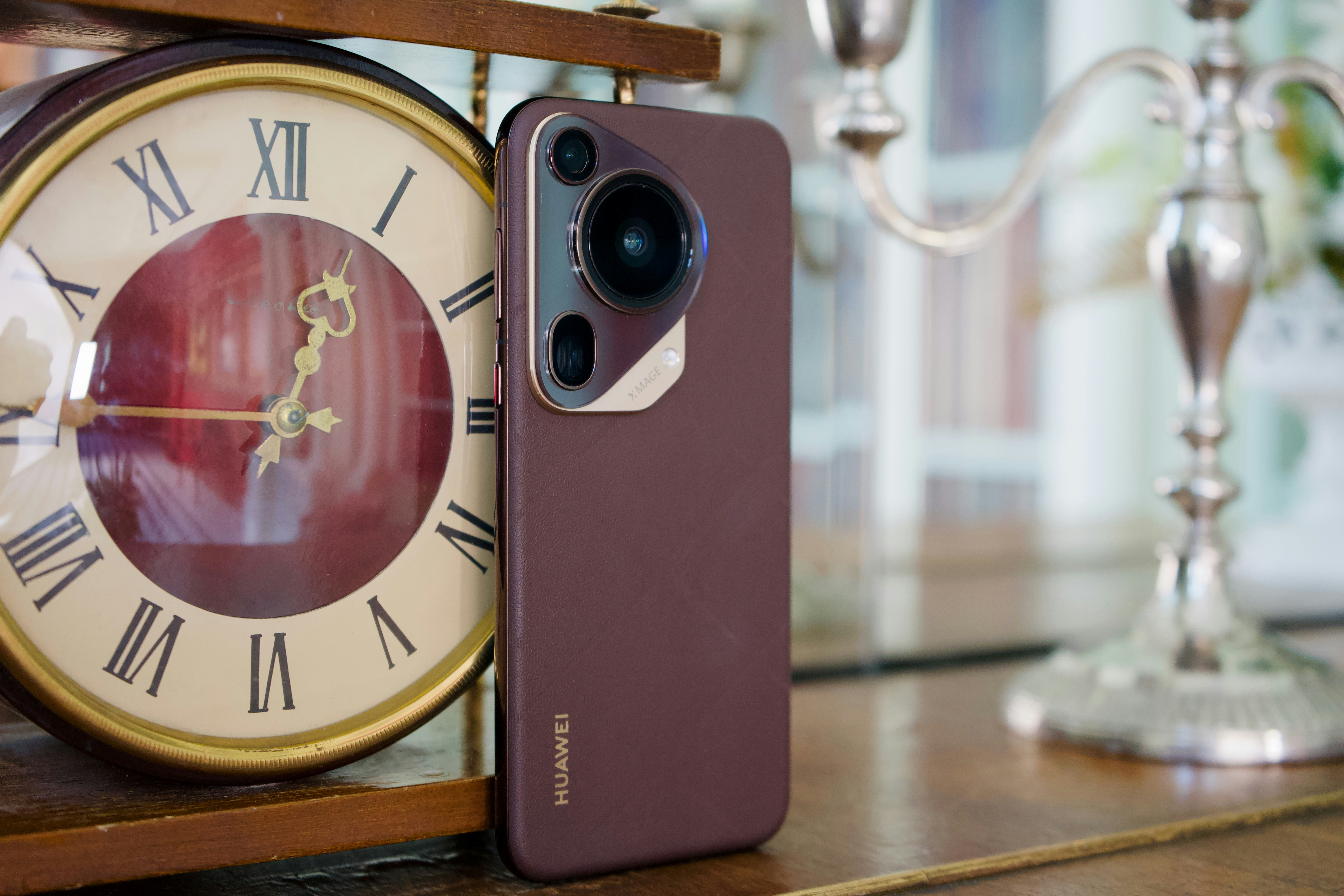 Eine Nahaufnahme eines Mobiltelefons in der Nähe einer Uhr