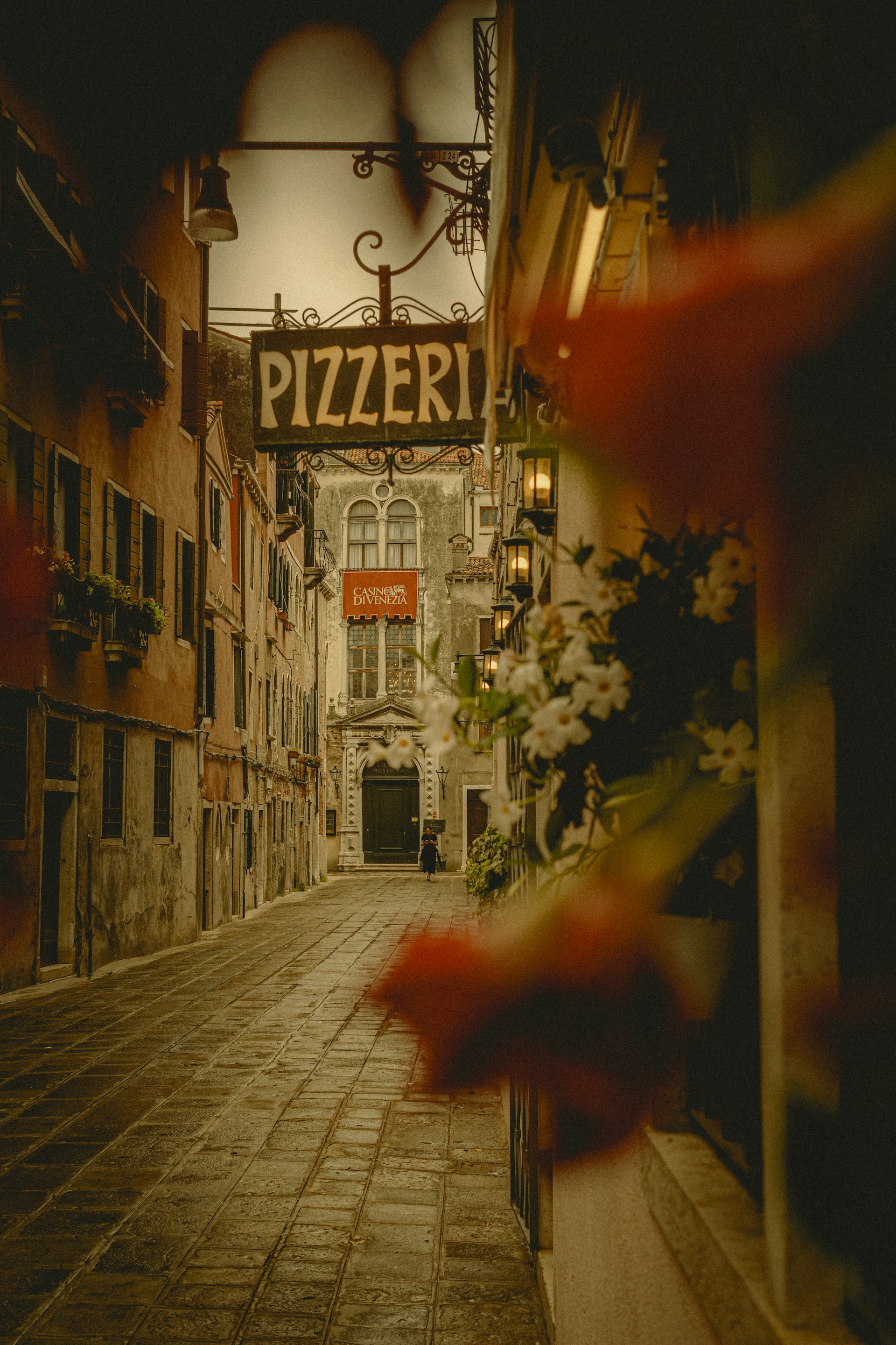a street with a sign that says pizzeria on it