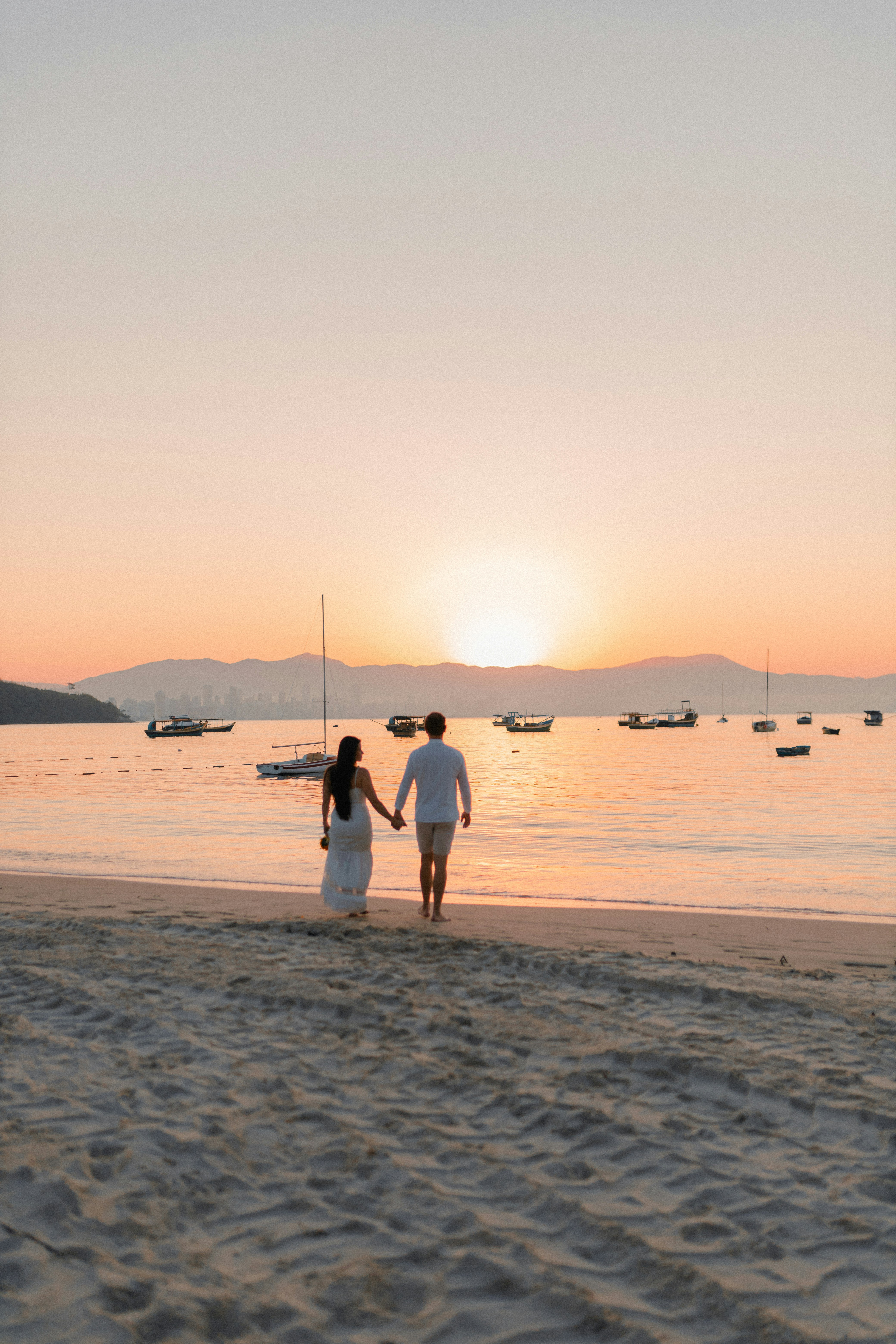 honeymoon beach sunset, couple romantic getaway, travel essentials, packing cubes, ilustrasi artikel The Ultimate Honeymoon Packing Checklist 8