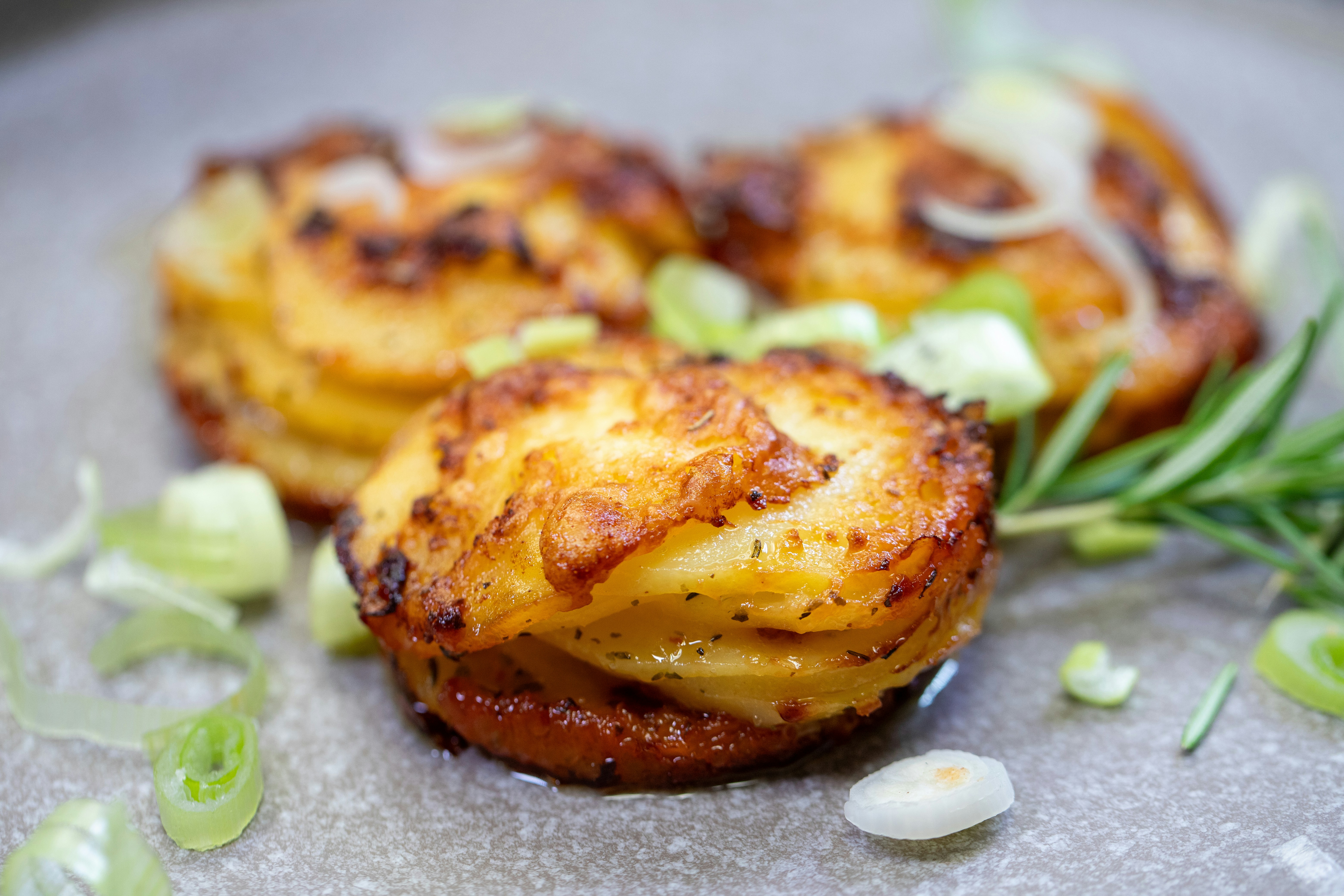 Muslos de Pollo al Horno con Coles de Bruselas y Batata Asada