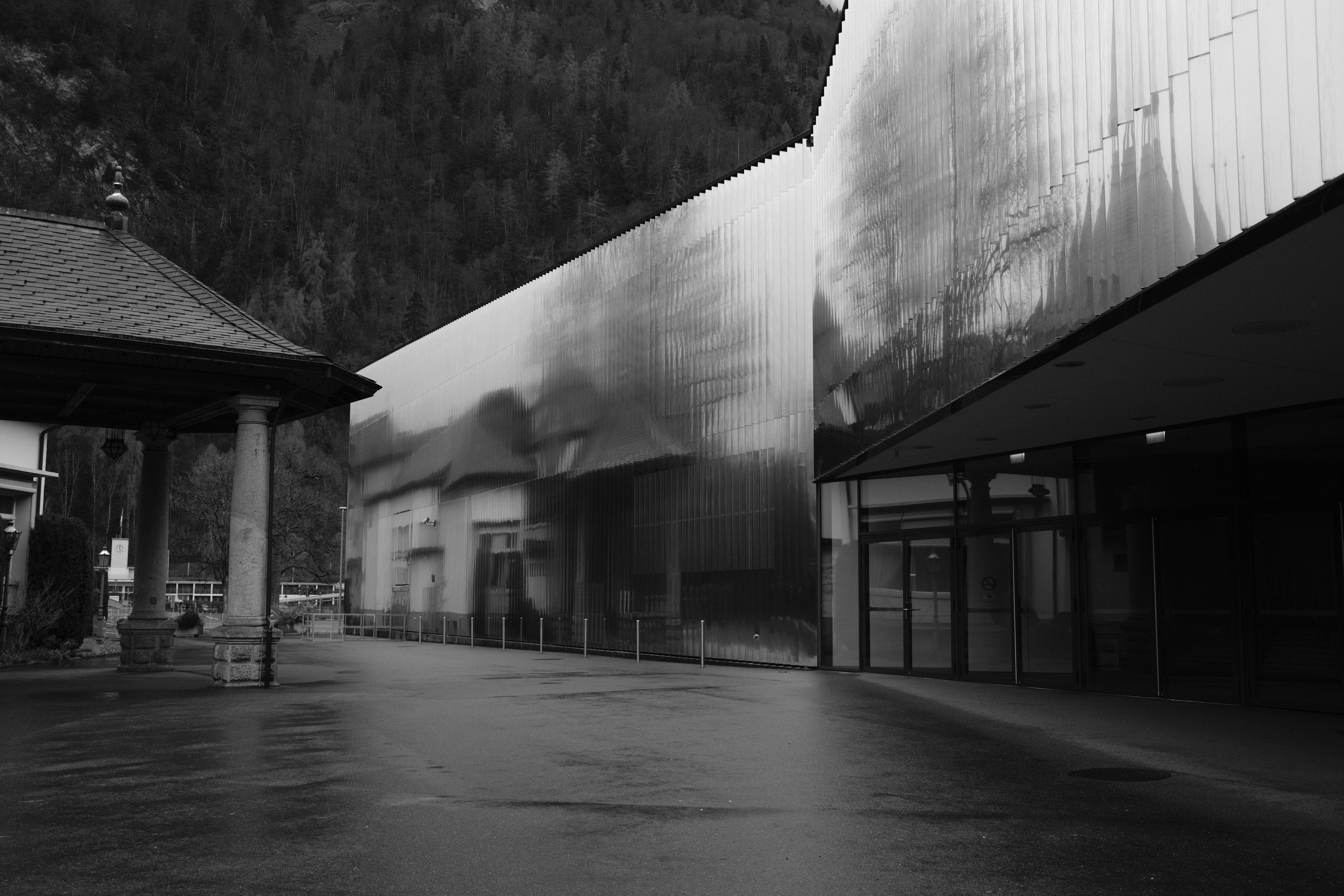une photo en noir et blanc d’un bâtiment