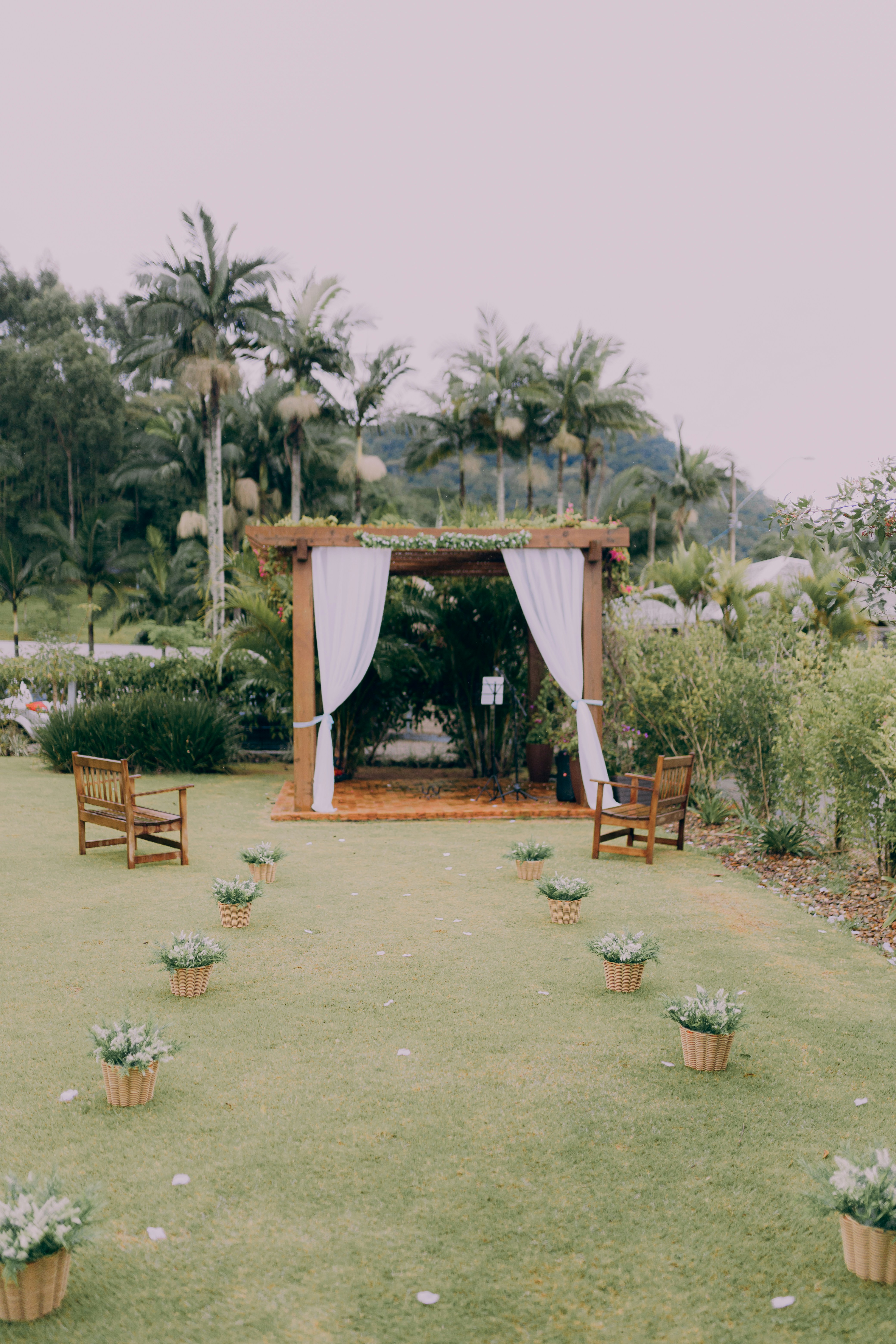 A beautifully decorated wedding venue in a Maui garden