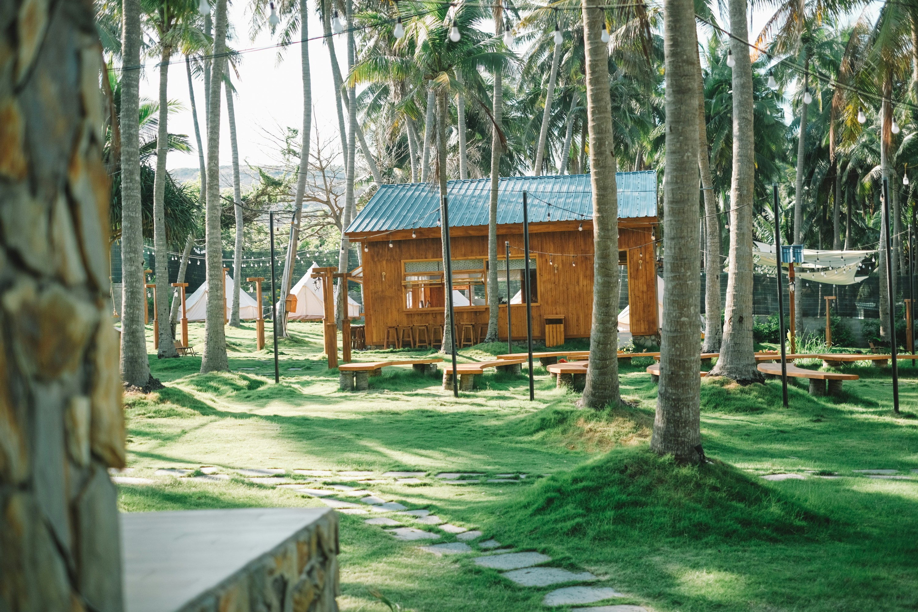 Designing Micro‑Retreat Pop‑Ups for Urban Yogis: The 2026 Playbook