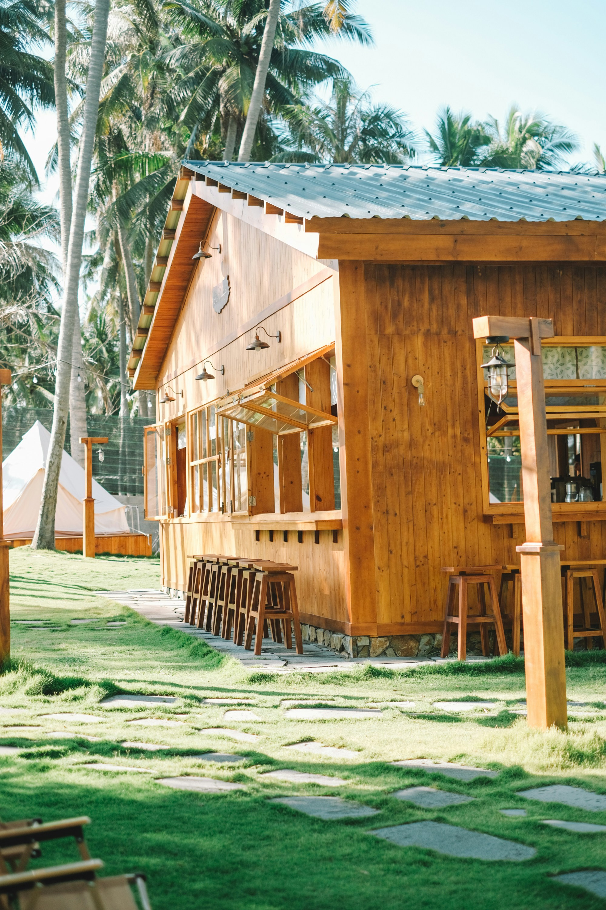 Beachside cafe with wooden tables, fresh coconuts and seafood dishes, relaxed tropical ambiance