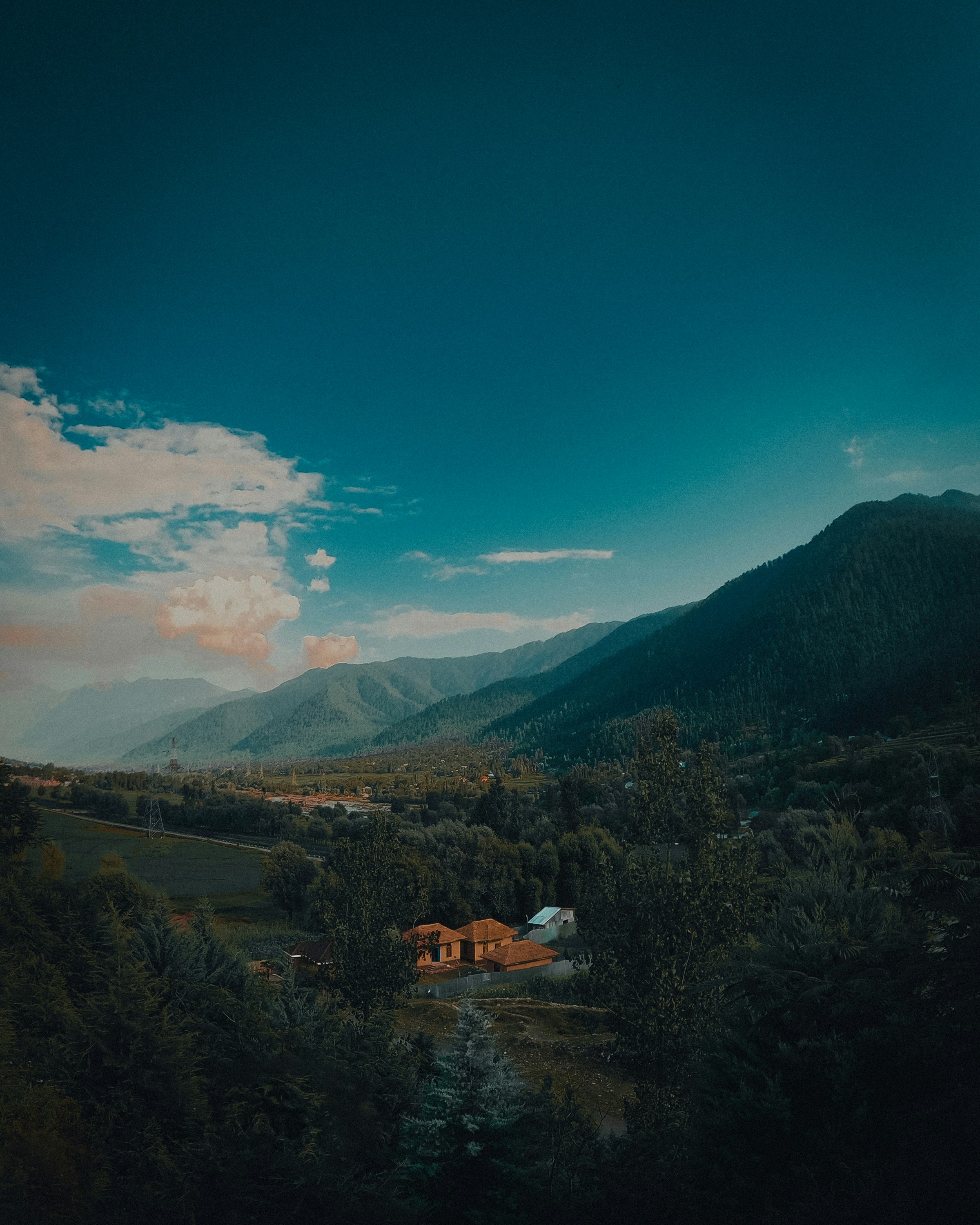 une maison au milieu d’une chaîne de montagnes