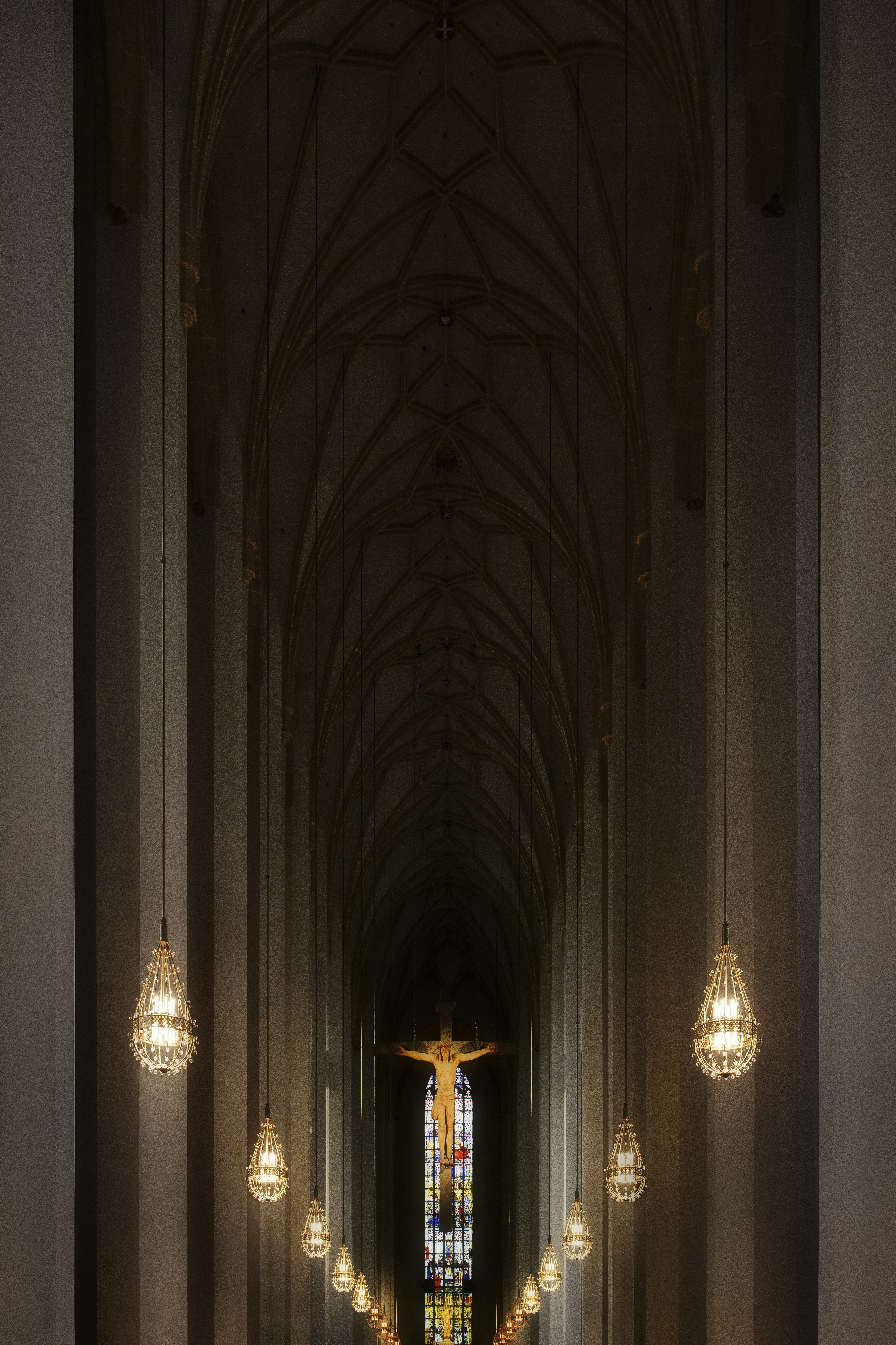 uma igreja com uma longa fileira de bancos