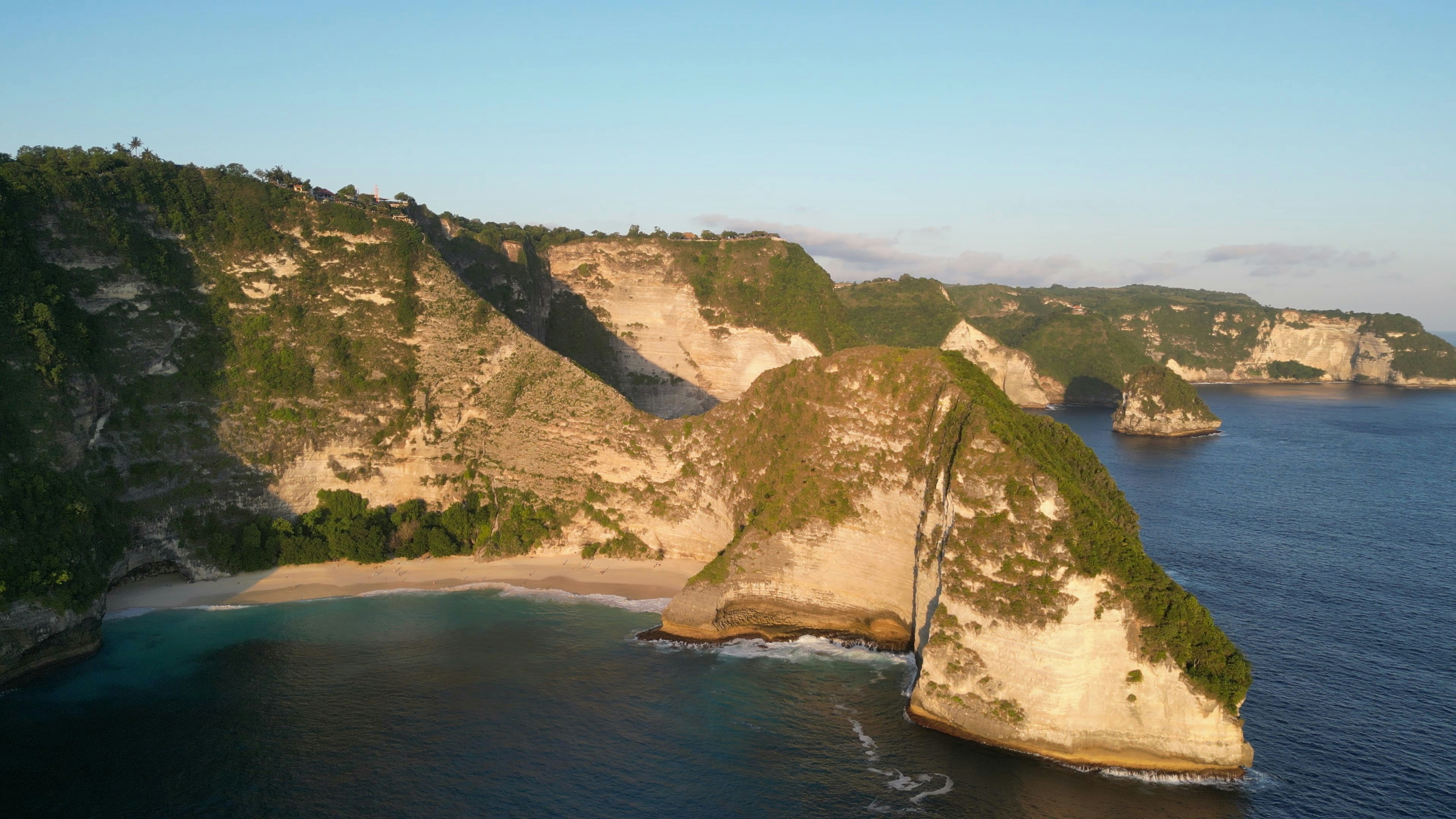 Pemandangan udara sebuah pulau di lautan