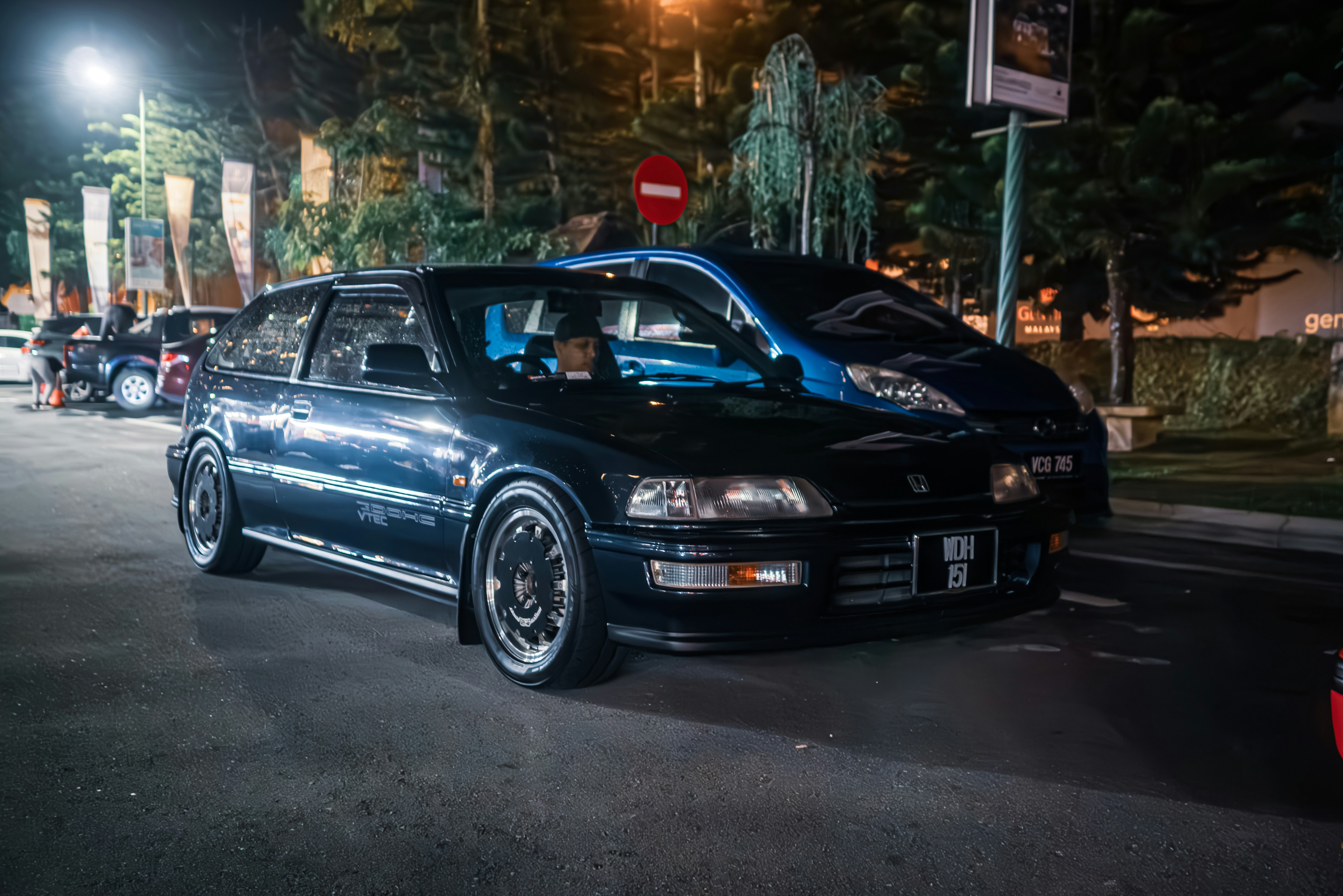 ein schwarzes Auto, das am Straßenrand geparkt ist