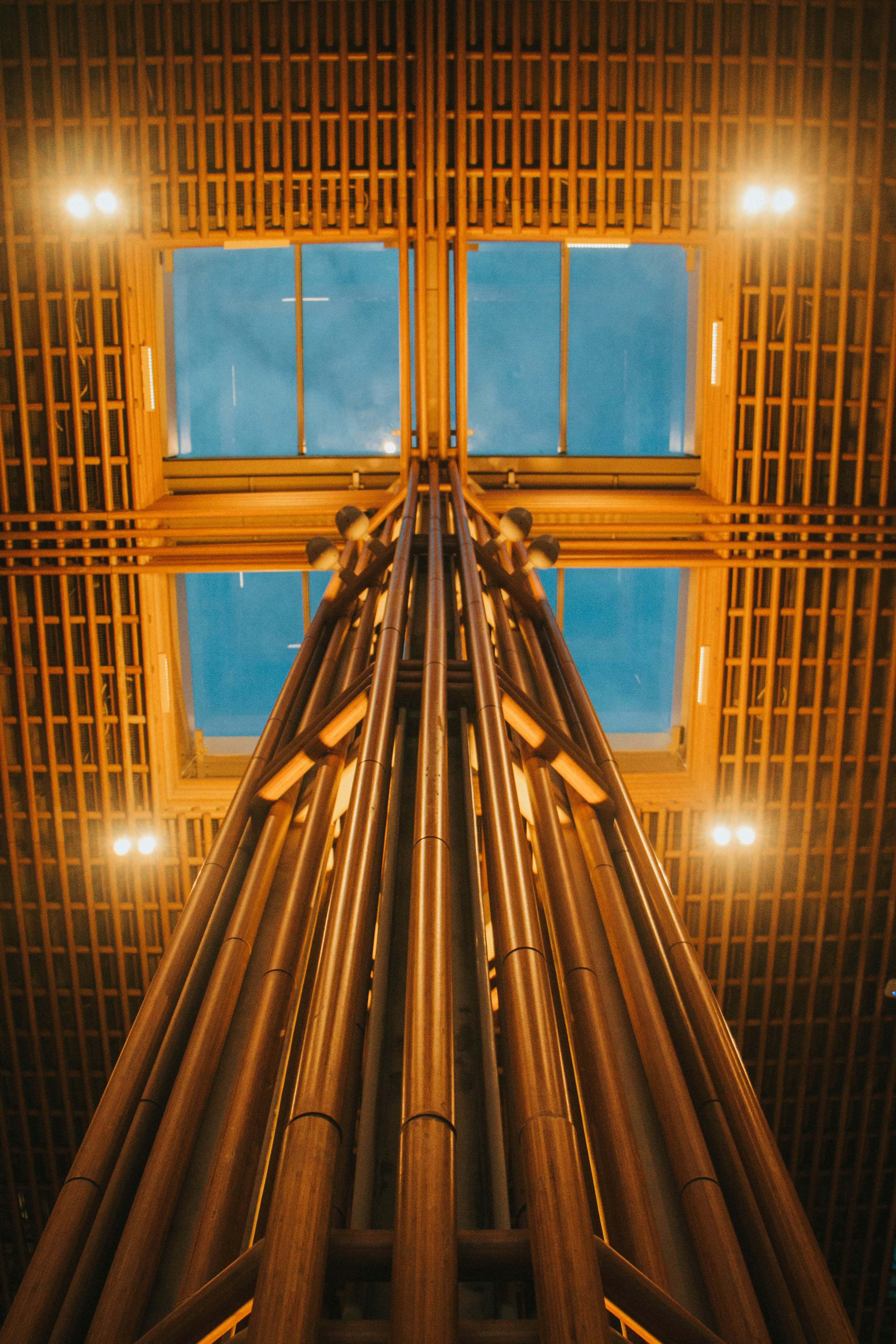 パイプがたくさんあるとても高い建物