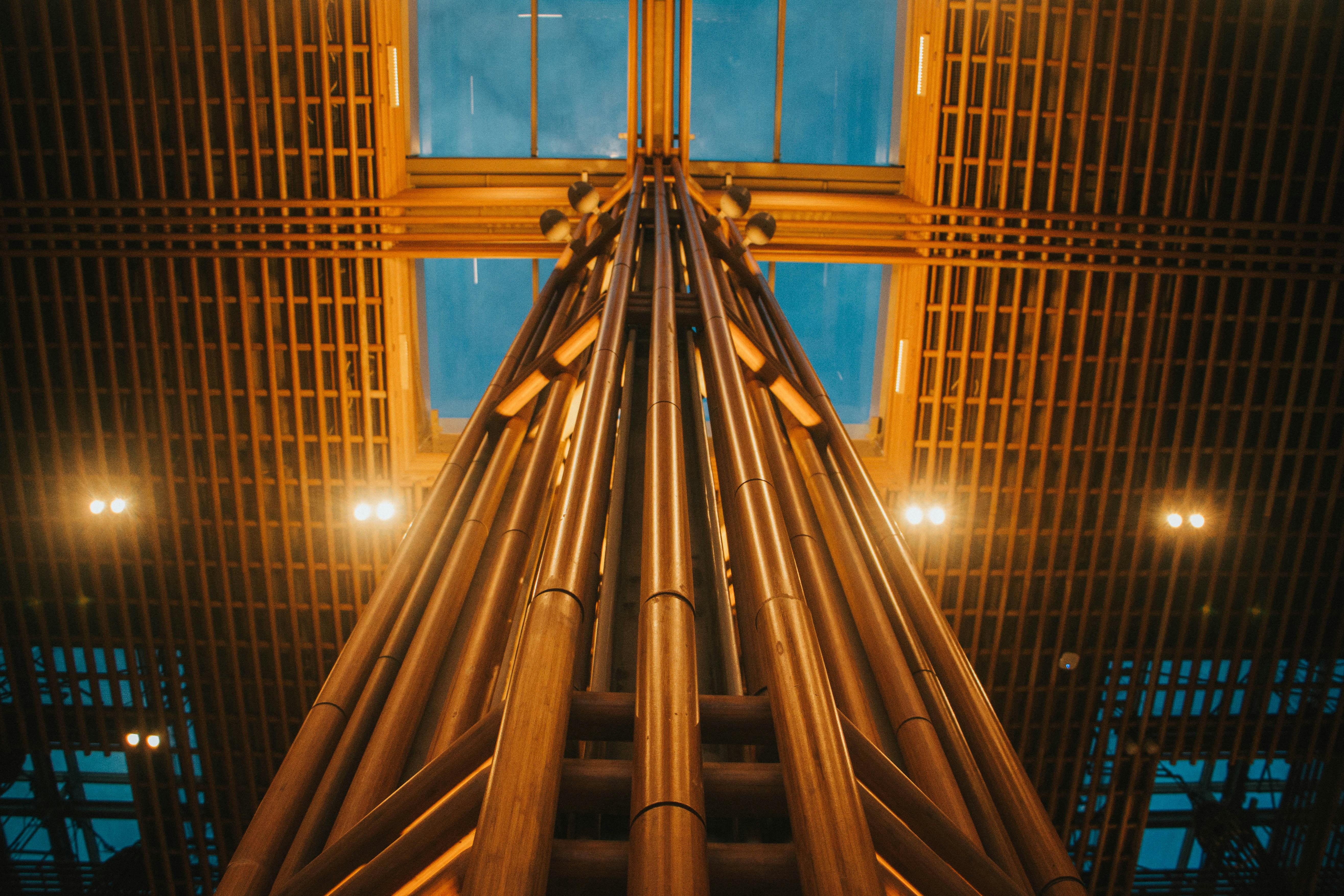 建物の中にある非常に背の高い木製のパイプ