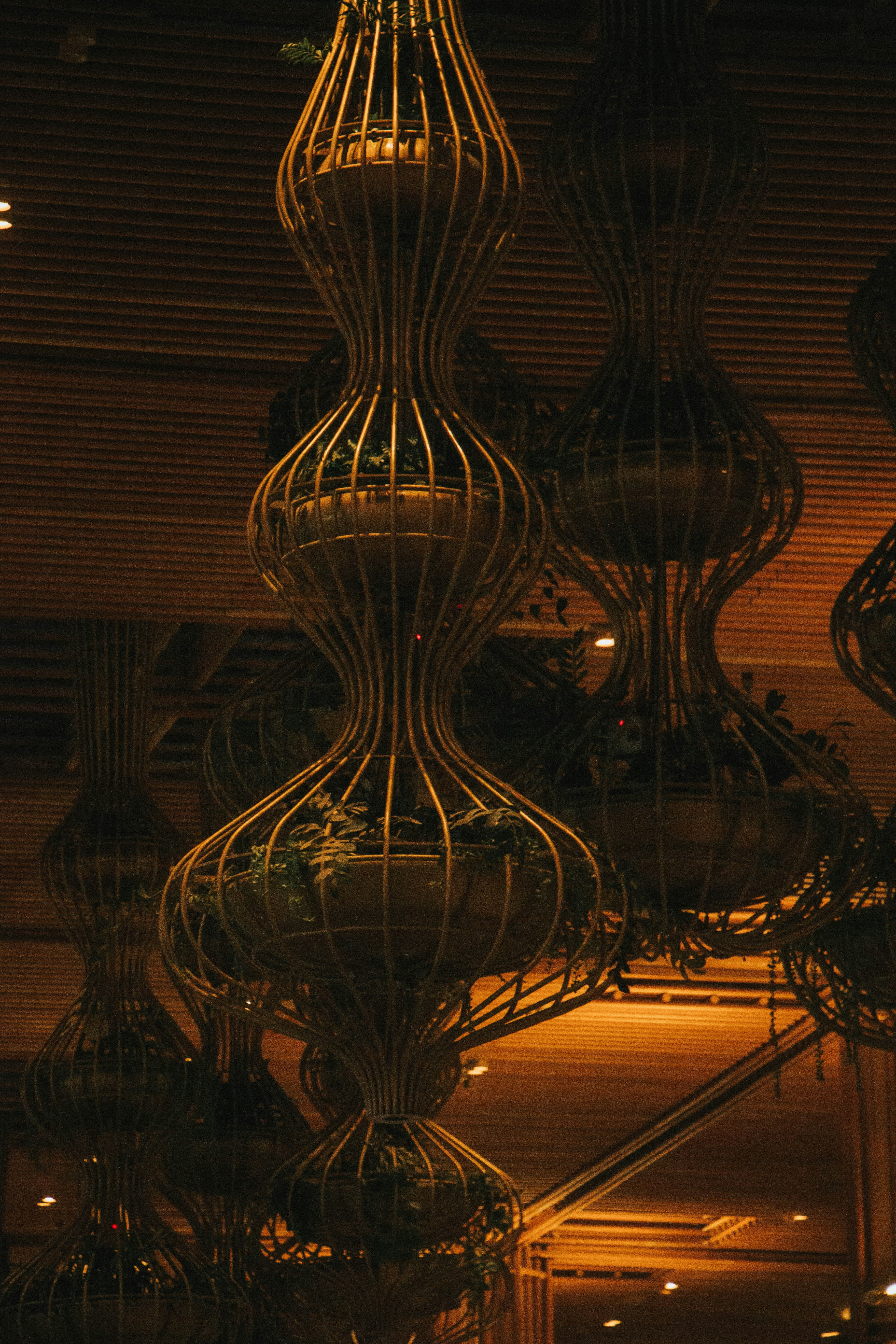 背の高い金属製の構造物の上に時計が乗っています