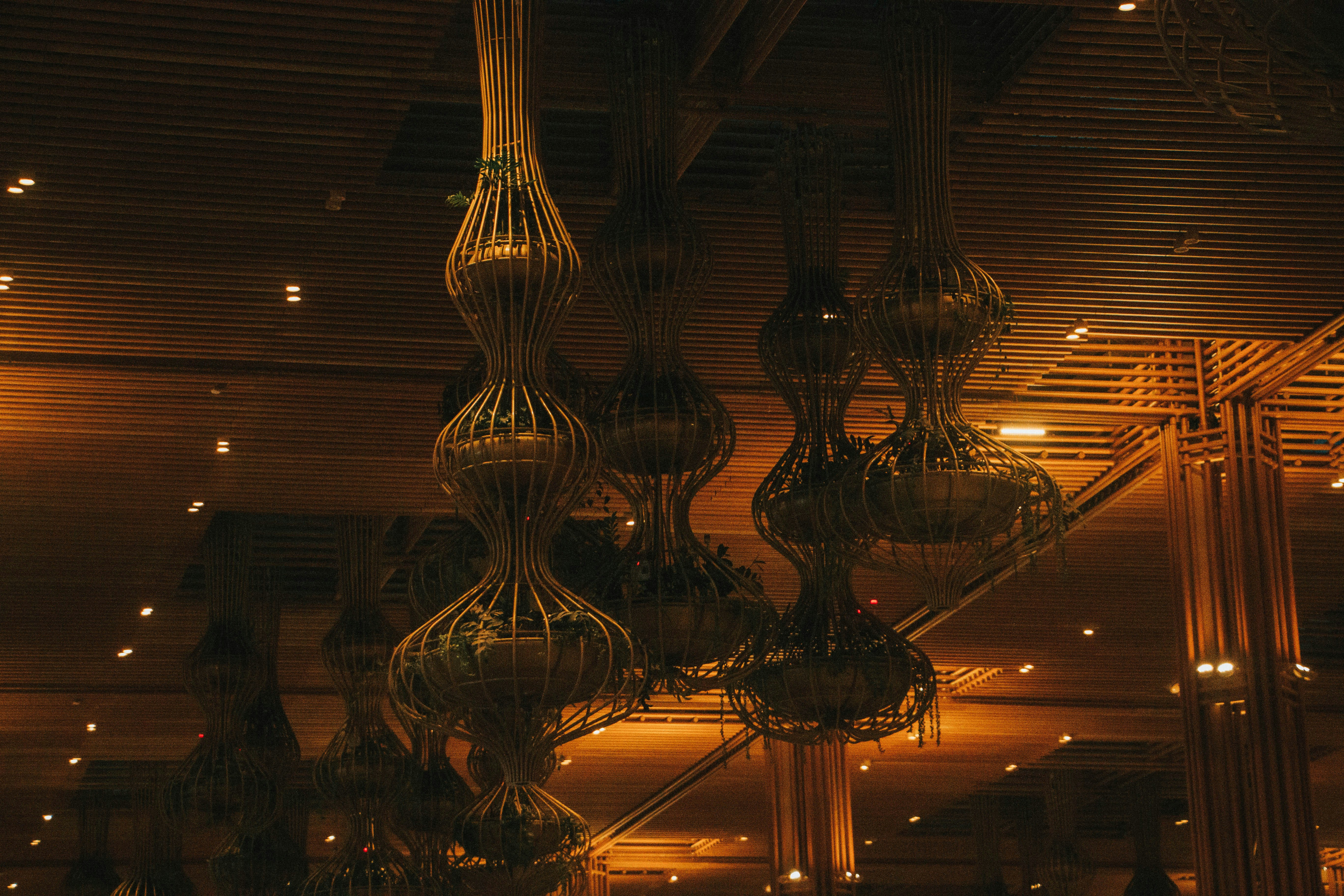 レストランの天井から吊るされたシャンデリア