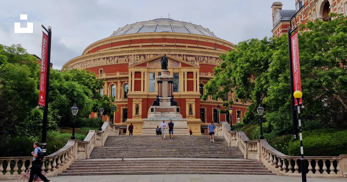 Big Step Building A large building with steps leading up to it photo – Free London Image ...