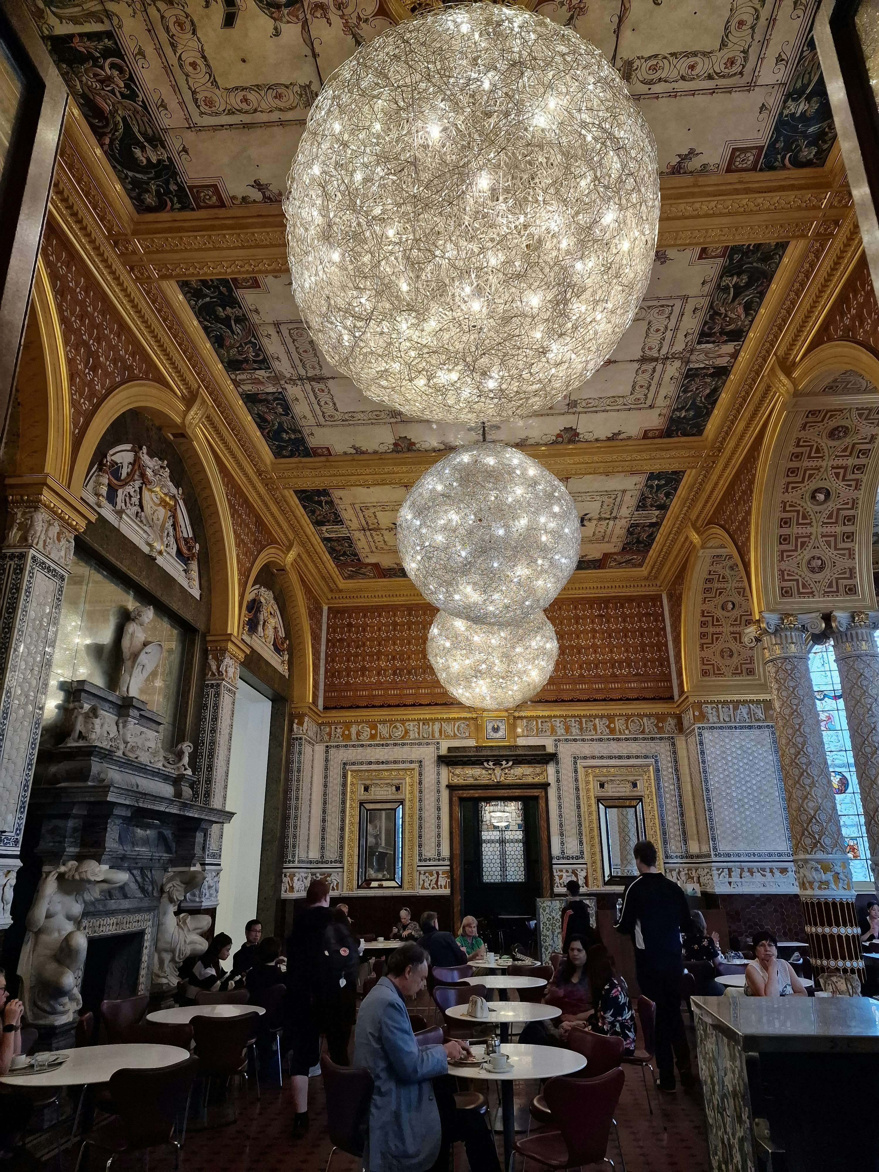 ein großer Kronleuchter, der von der Decke eines Restaurants hängt