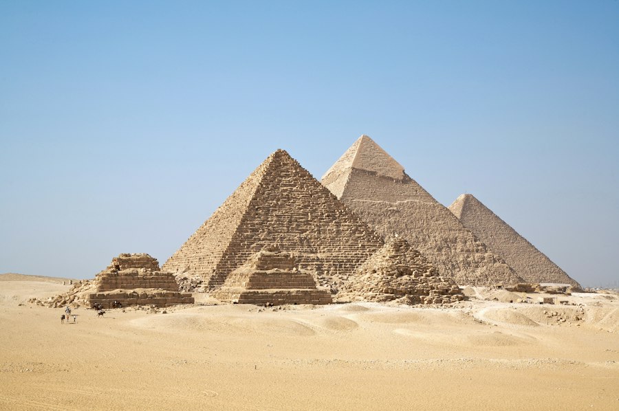 اهرام جیزه زیر آسمان صاف