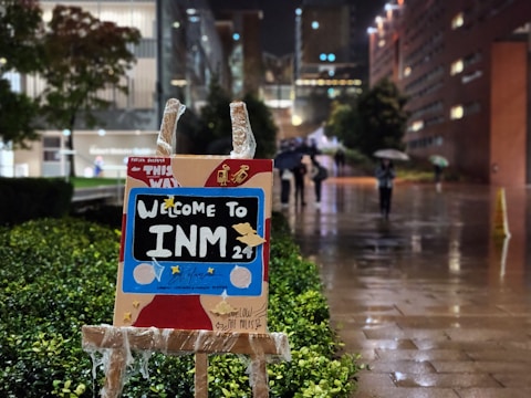 a cardboard sign that says welcome to inn 2
