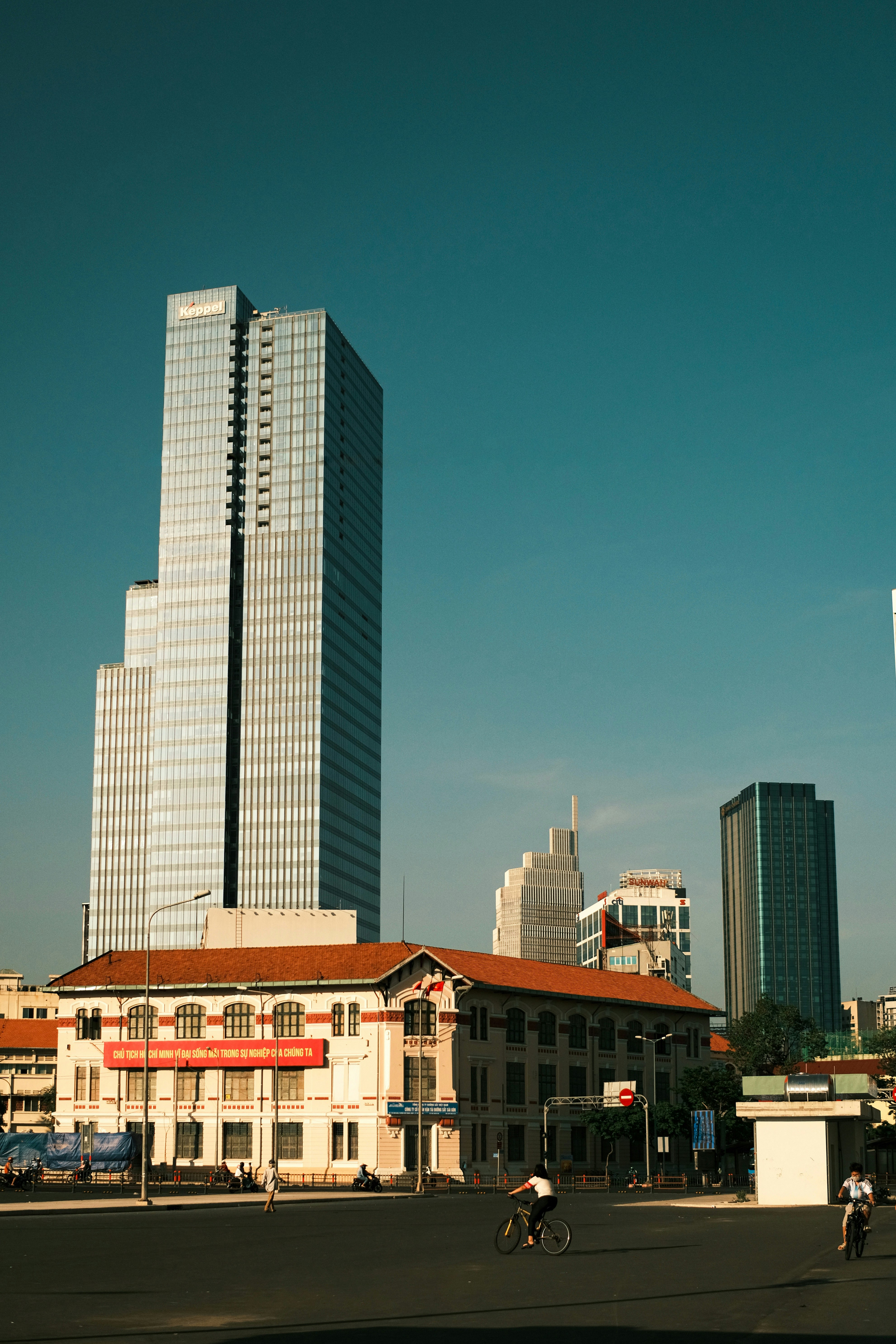 ein hohes Gebäude neben einem hohen Gebäude