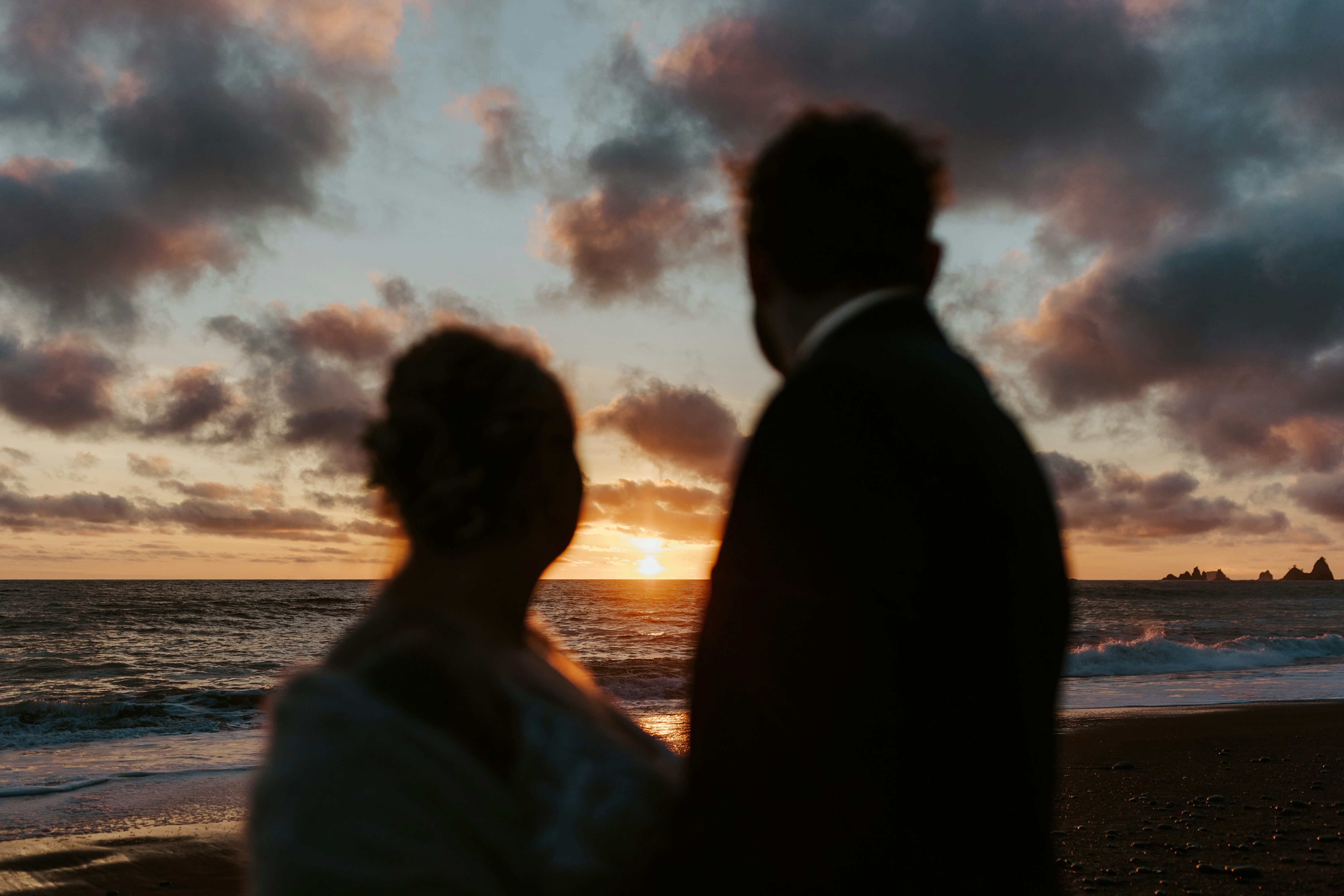 Sunset wedding couple silhouette, ilustrasi artikel Golden Hour Wedding Photos: Capture Magic in the Setting Sun 7