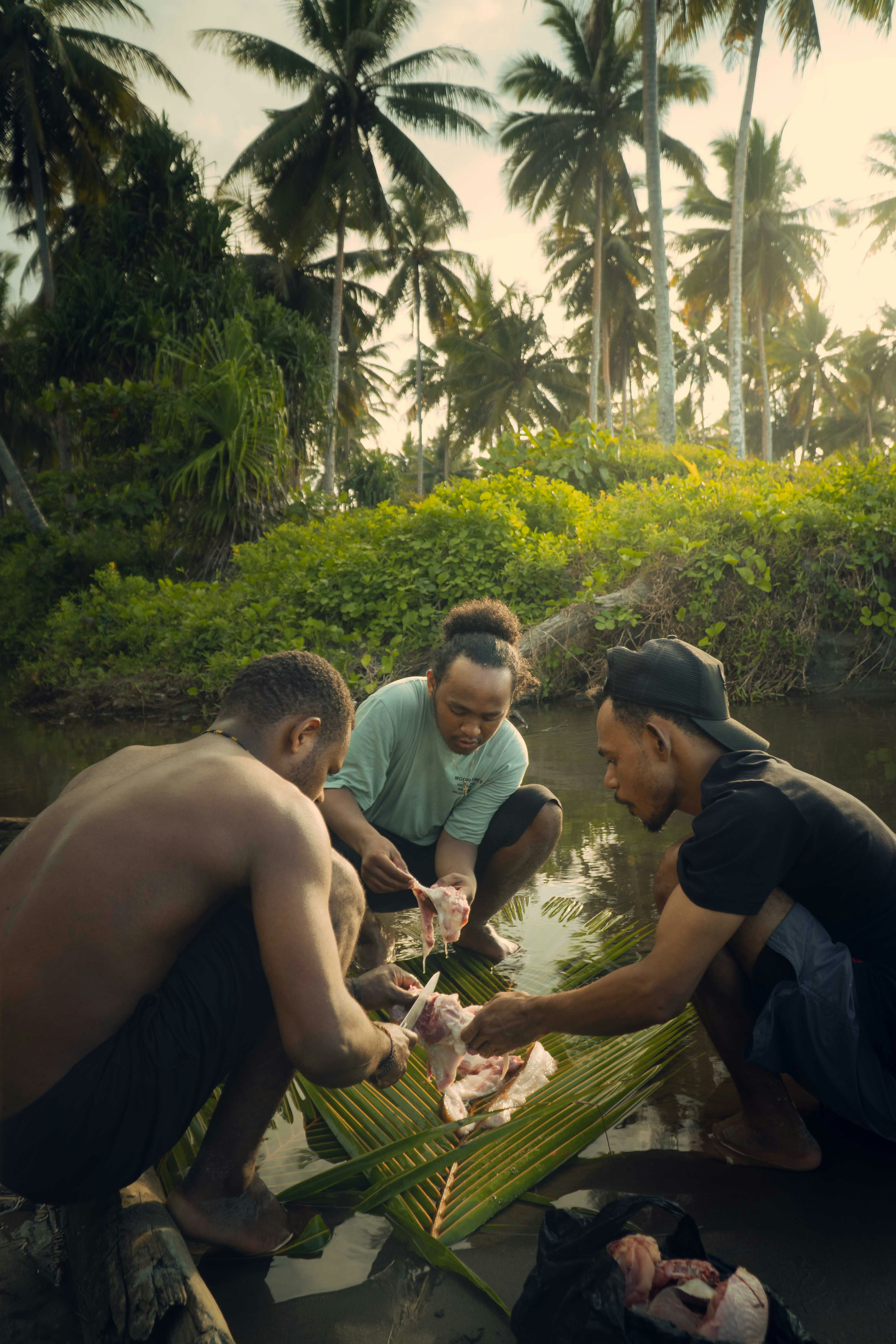 sekelompok pria berdiri bersebelahan di dekat sungai
