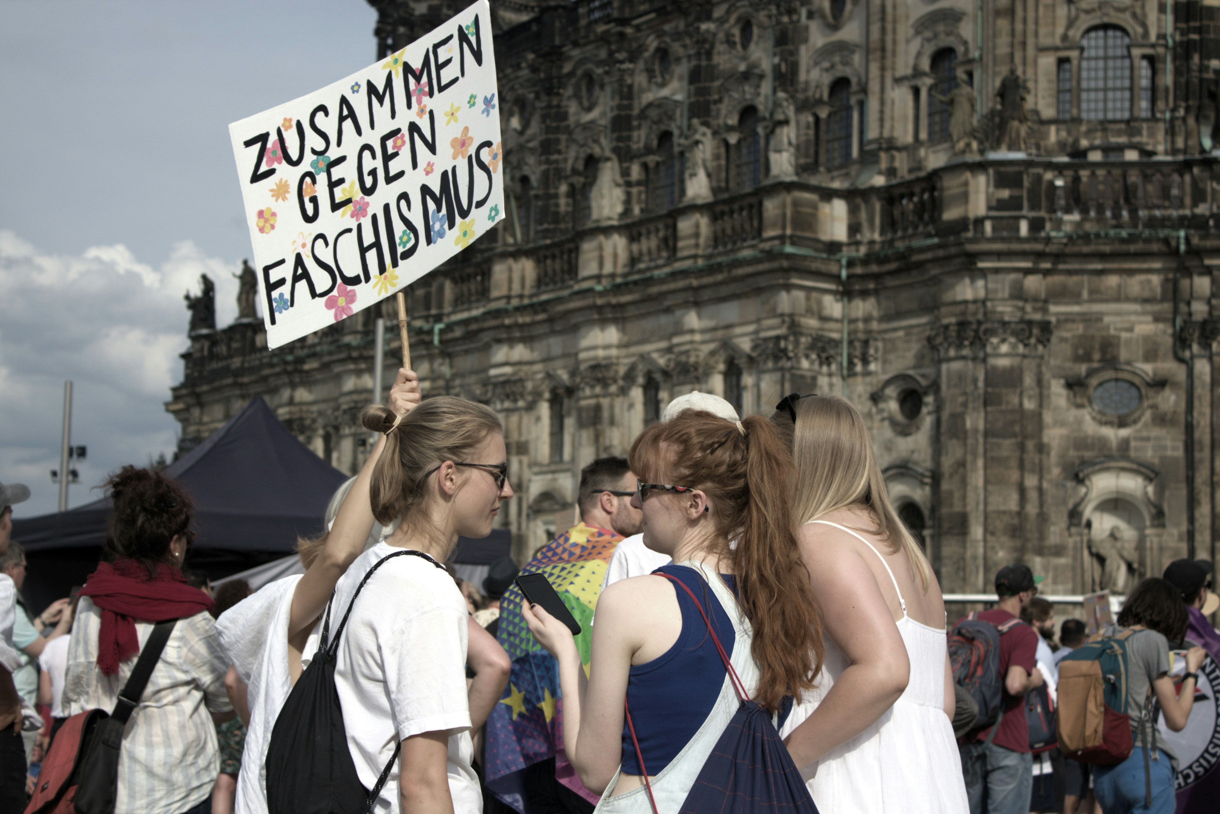 Marcha por el Día Internacional de la Mujer con pancartas en avenida principal