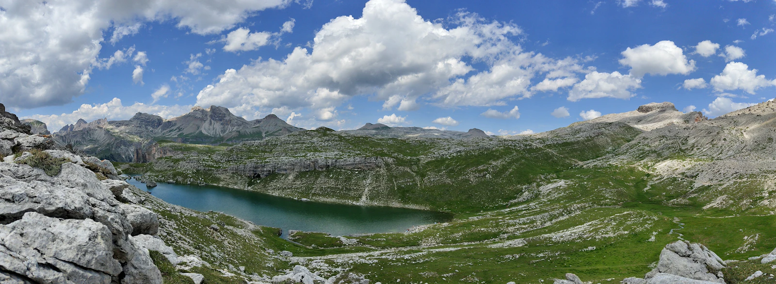 Lago azul cercado por montanhas e floresta