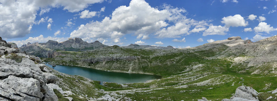Montanhas ao redor de um lago de águas escuras