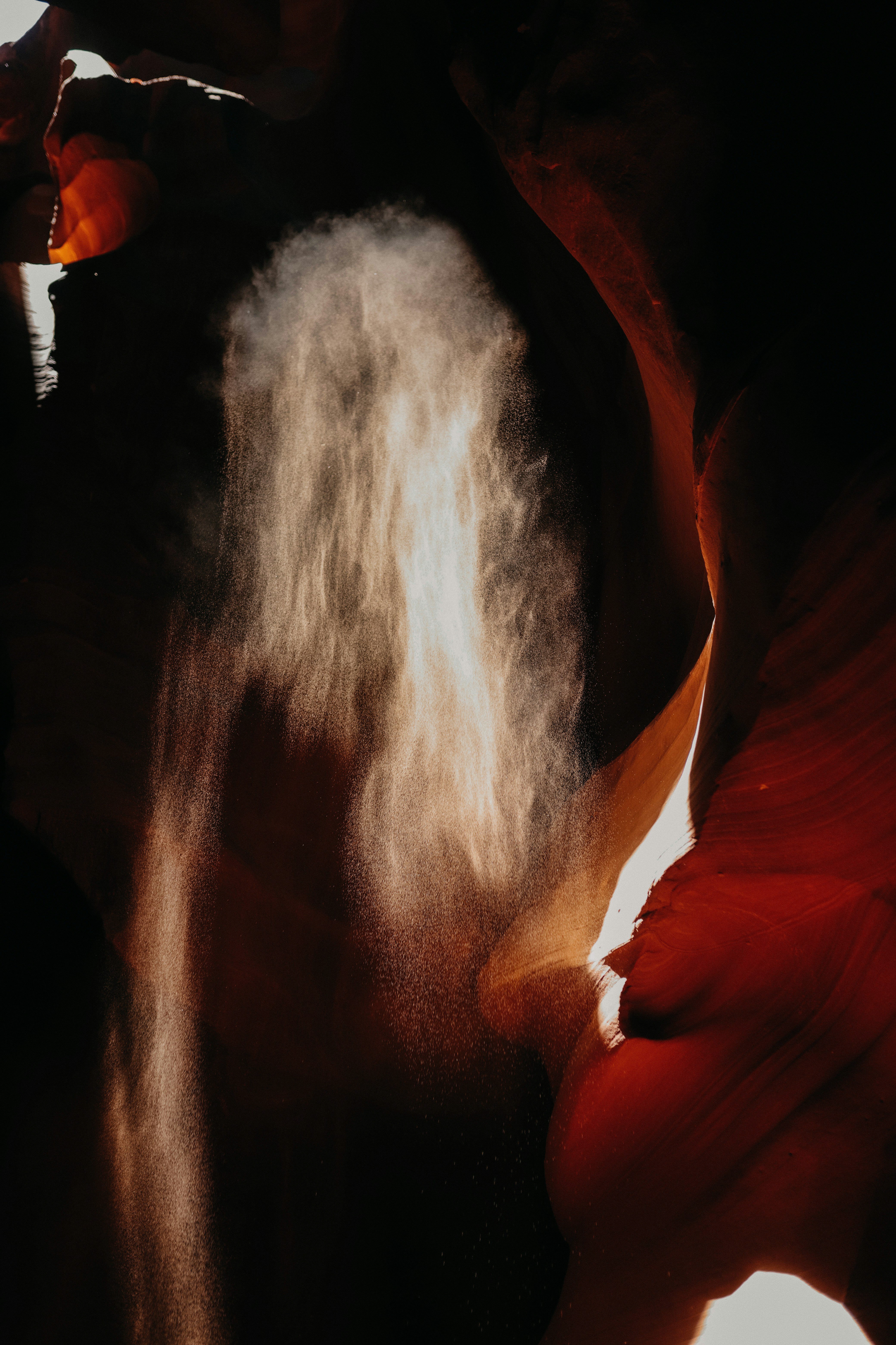 a blurry image of a red and white object