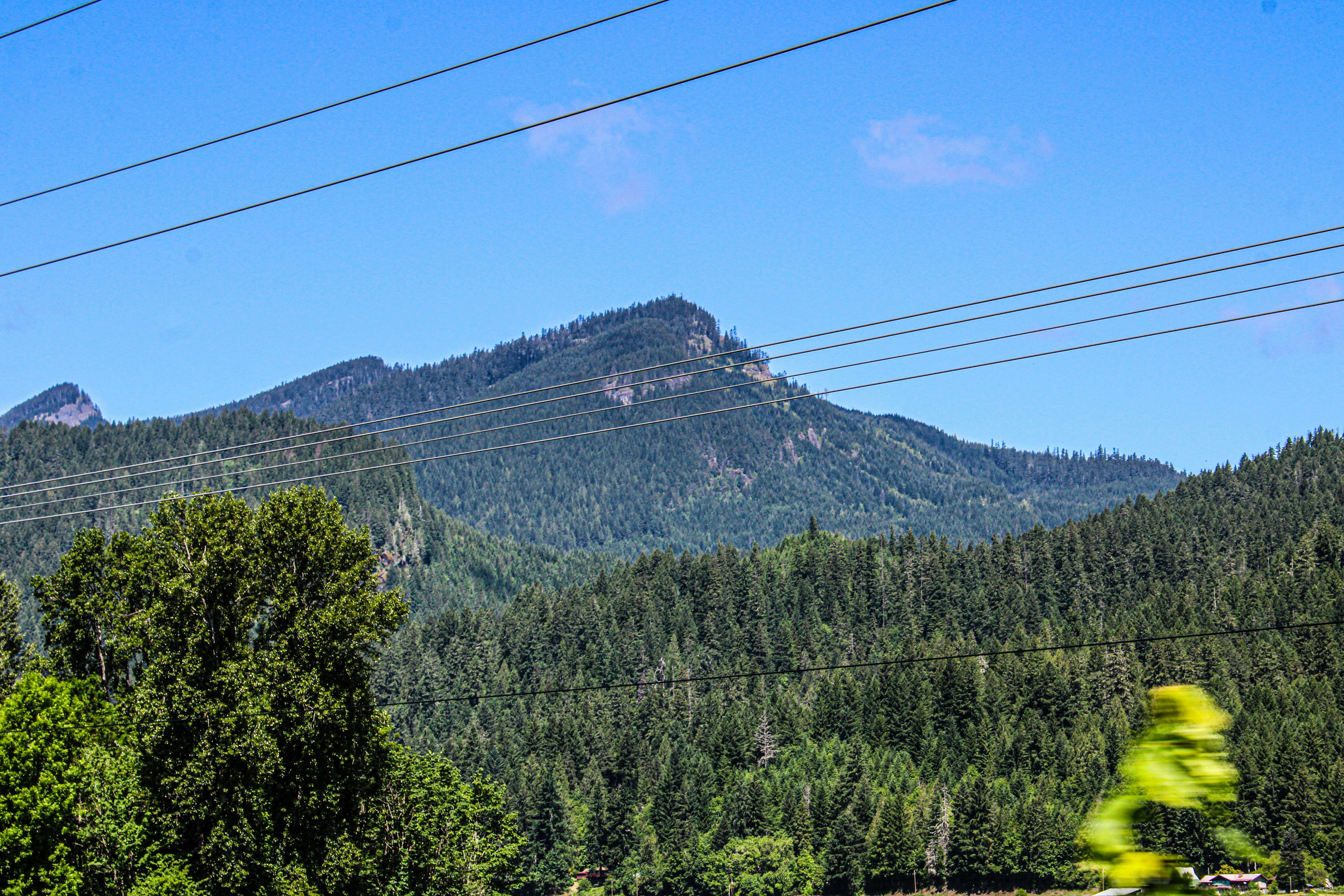Vue d’une montagne avec des lignes électriques au premier plan