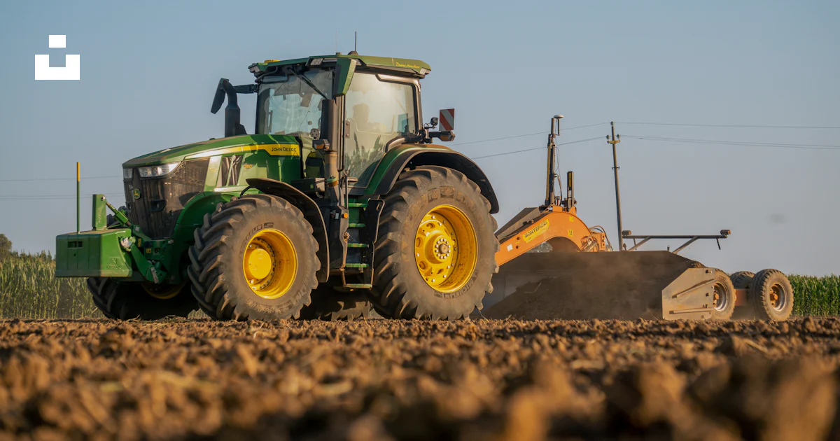 Arando Un tractor arando un campo con un arado foto – Imagen de Granja ...