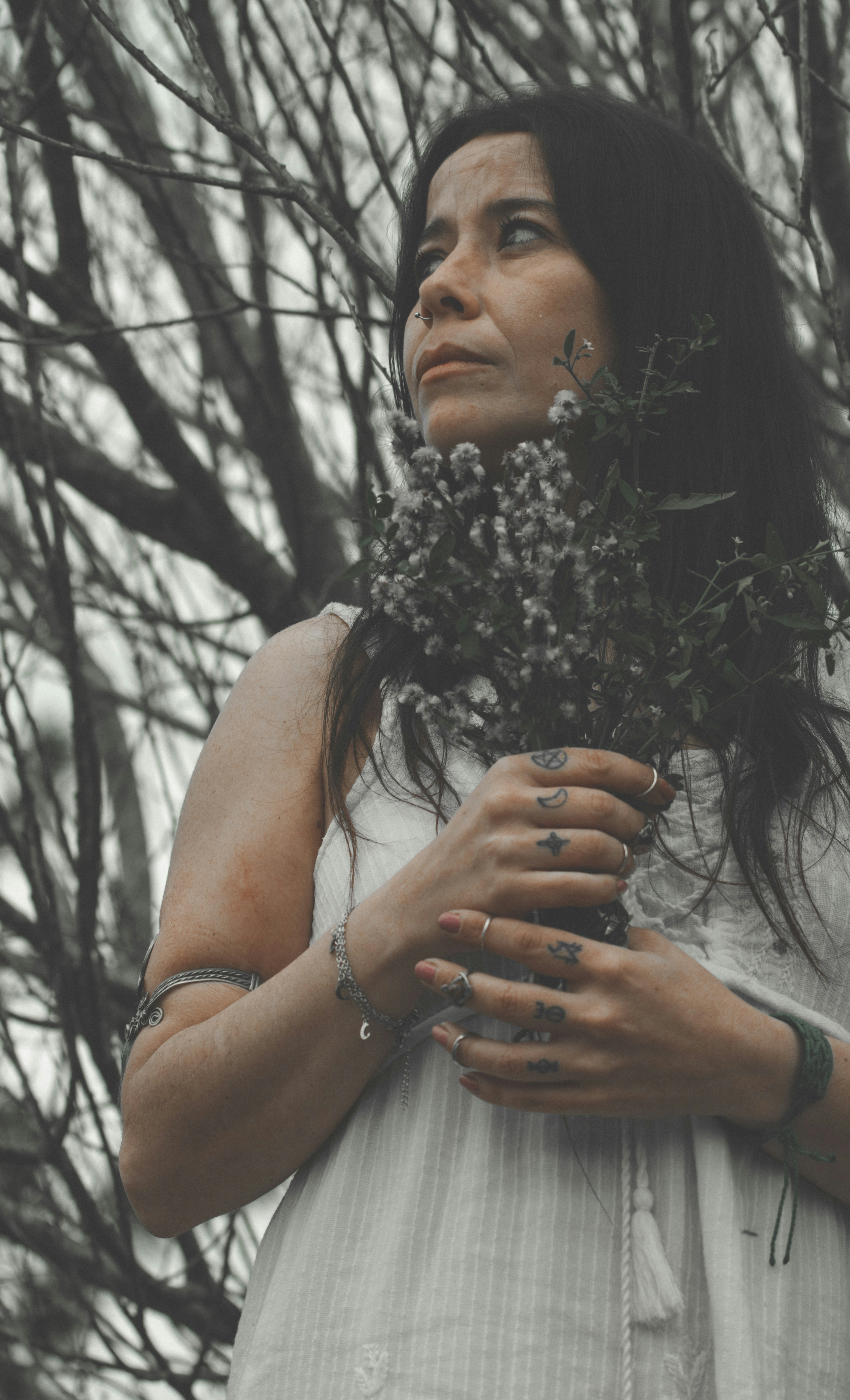 木の前に立つ女性