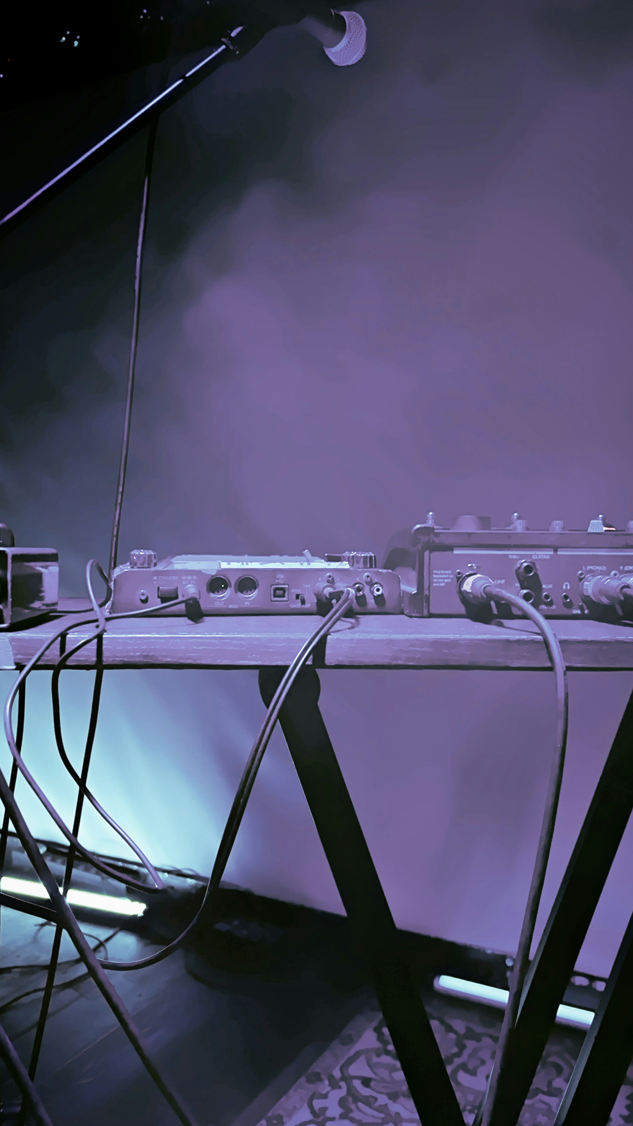 gray computer monitor